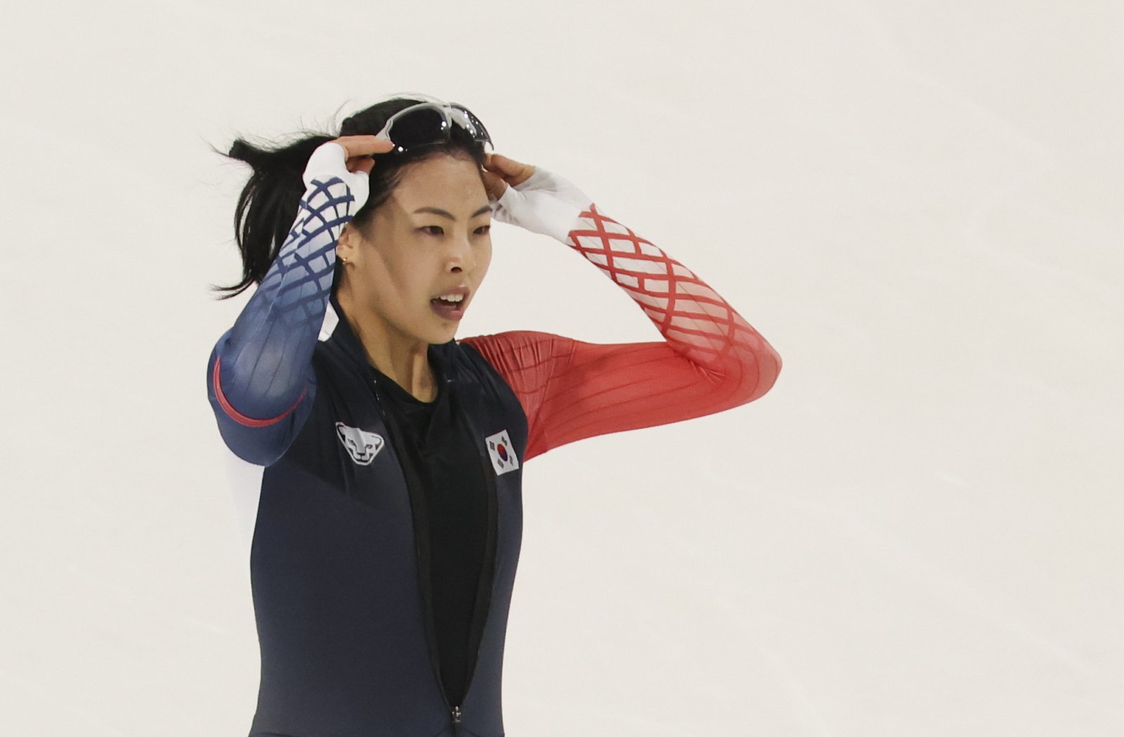 이나현이 10일(한국시간) 밀라노 스피드스케이팅 아레나서 열린 여자 1000m 경기를 마친 뒤 기록을 확인하고 있다. 밀라노｜뉴시스