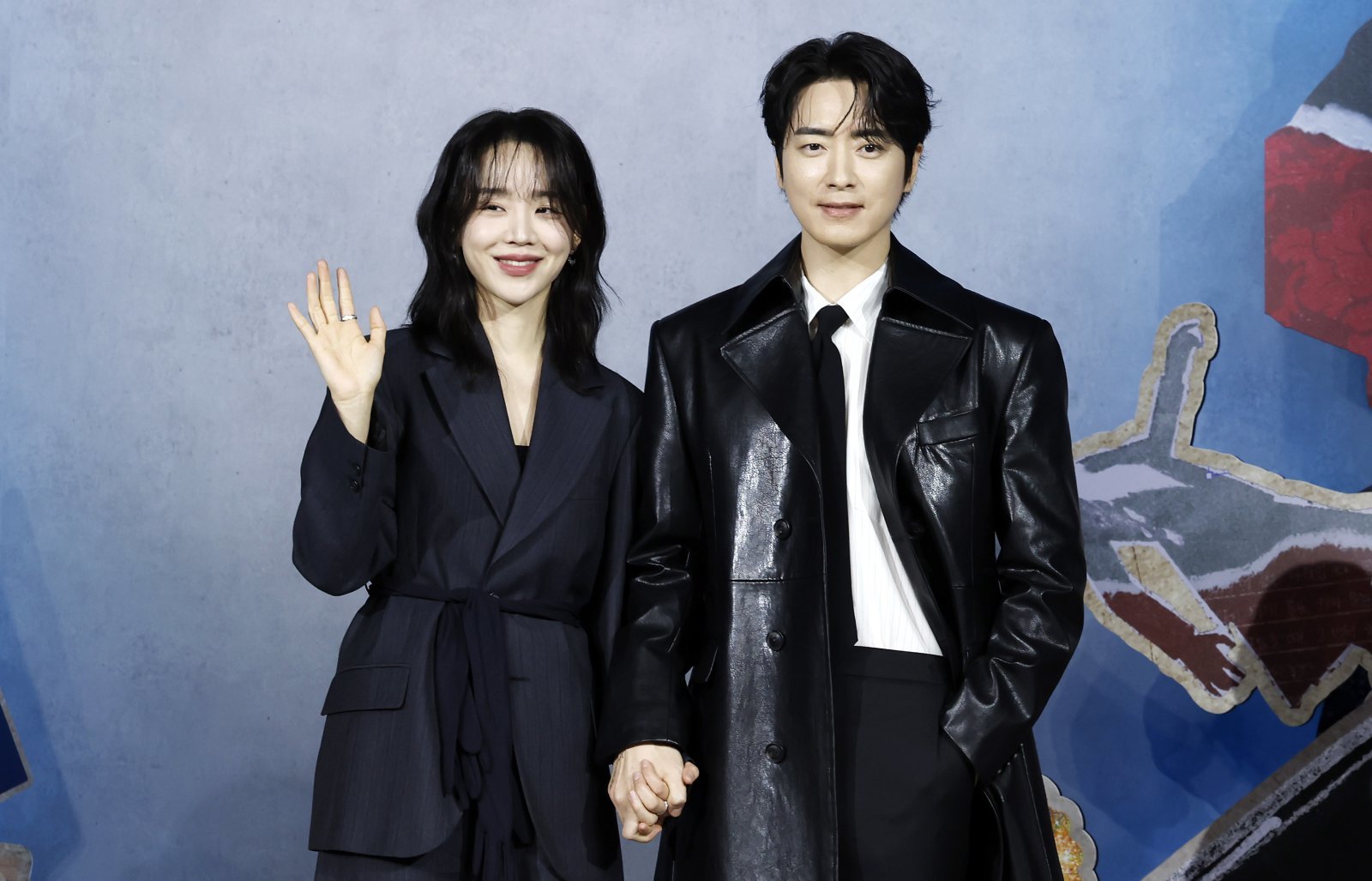 [서울=뉴시스] 김혜진 기자 = 배우 신혜선(왼쪽), 이준혁이 10일 오전 서울 중구 앰배서더 서울 풀만에서 열린 넷플릭스 시리즈 ‘레이디 두아’ 제작발표회에서 포즈를 취하고 있다. 2026.02.10. jini@newsis.com