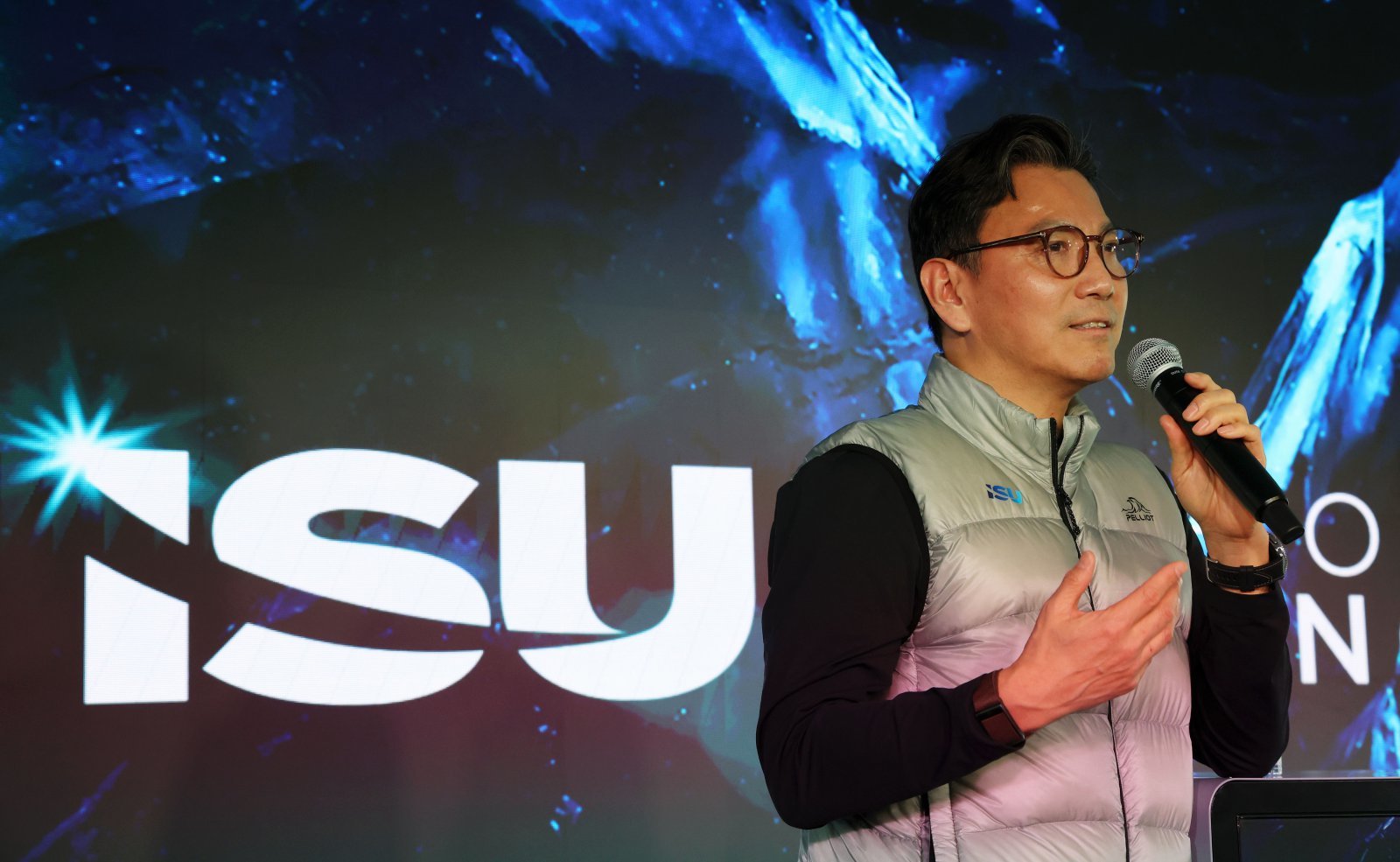 IOC 집행위원으로 선출된 김재열 ISU 회장이 9일(한국시간) 밀라노의 ISU 홍보관 ‘홈 오브 스케이팅’에서 진행된 간담회 도중 취재진의 질문에 답하고 있다. 밀라노｜뉴시스