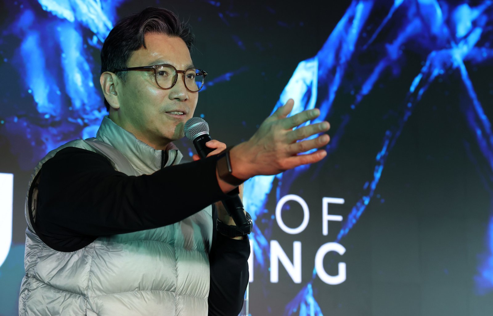 IOC 집행위원으로 선출된 김재열 ISU 회장이 9일(한국시간) 밀라노의 ISU 홍보관 ‘홈 오브 스케이팅’에서 진행된 간담회에서 취재진의 질문에 답하고 있다. 밀라노｜뉴시스