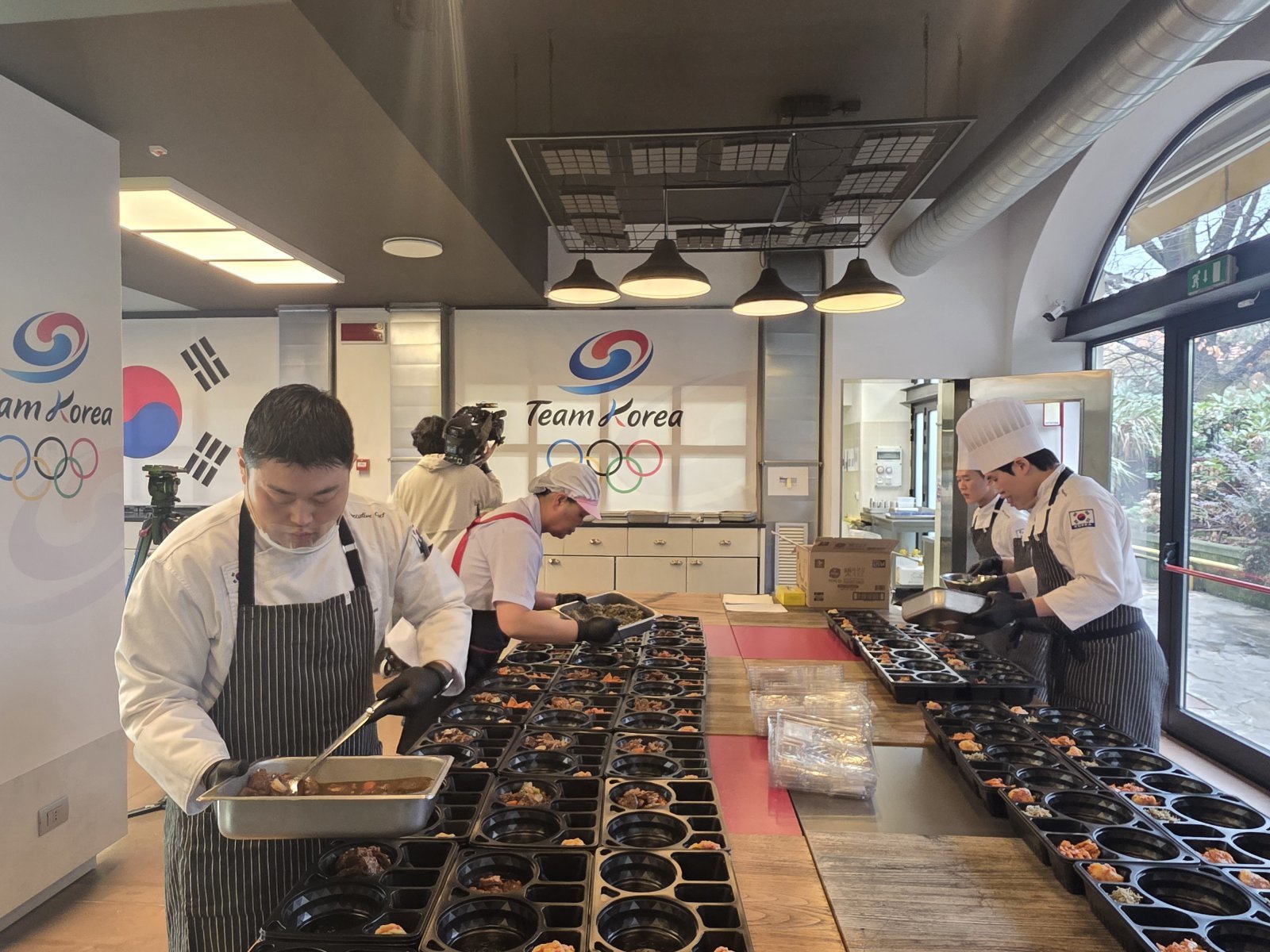 대한체육회 급식지원센터 관계자들이 9일(한국시간) 밀라노서 동계올림픽에 출전한 선수들에게 제공할 도시락을 만들고 있다. 밀라노│뉴시스