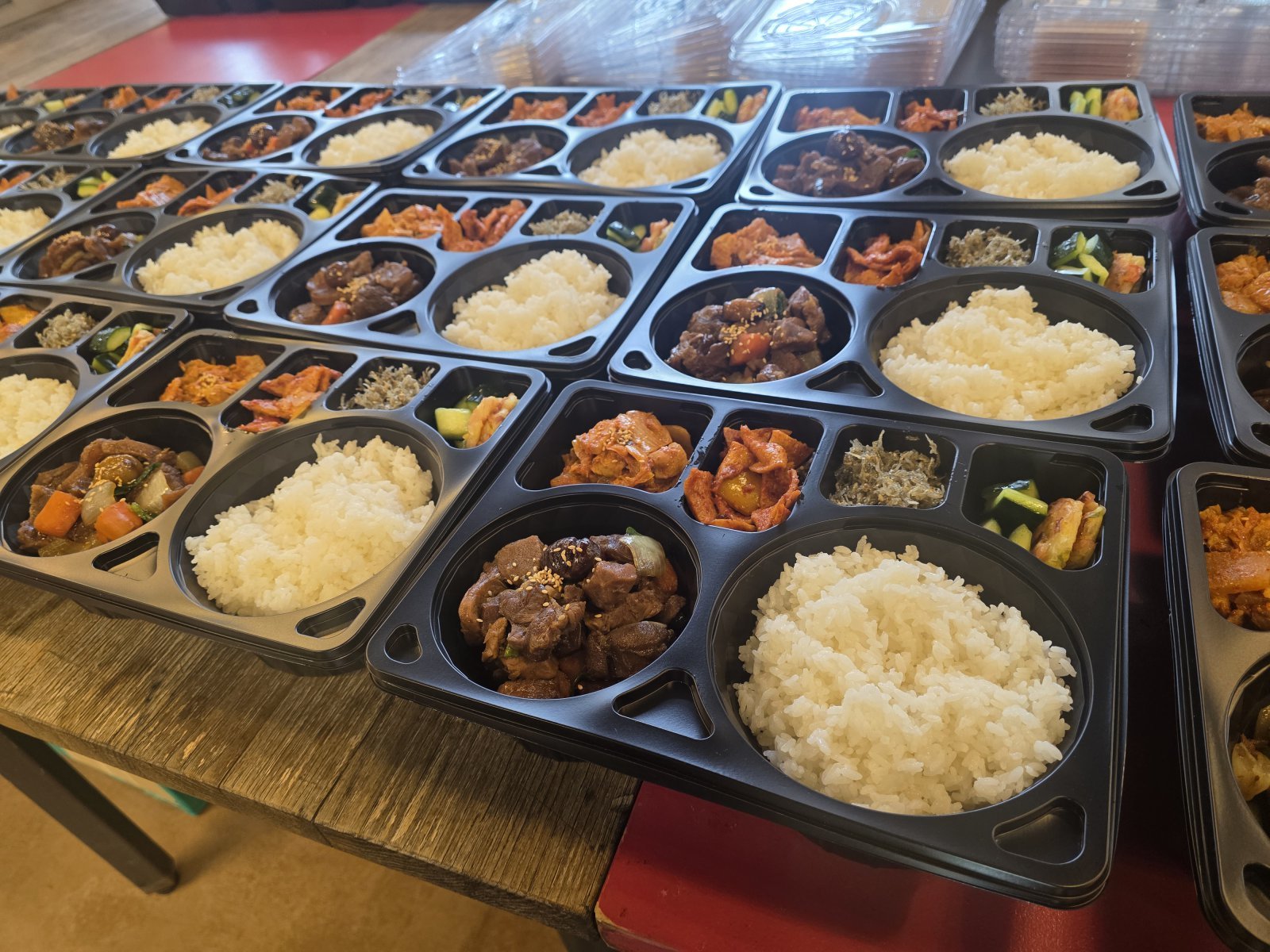 대한체육회 급식지원센터 관계자들이 9일(한국시간) 밀라노서 동계올림픽에 출전한 선수들에게 제공할 도시락을 만들었다. 밀라노│뉴시스