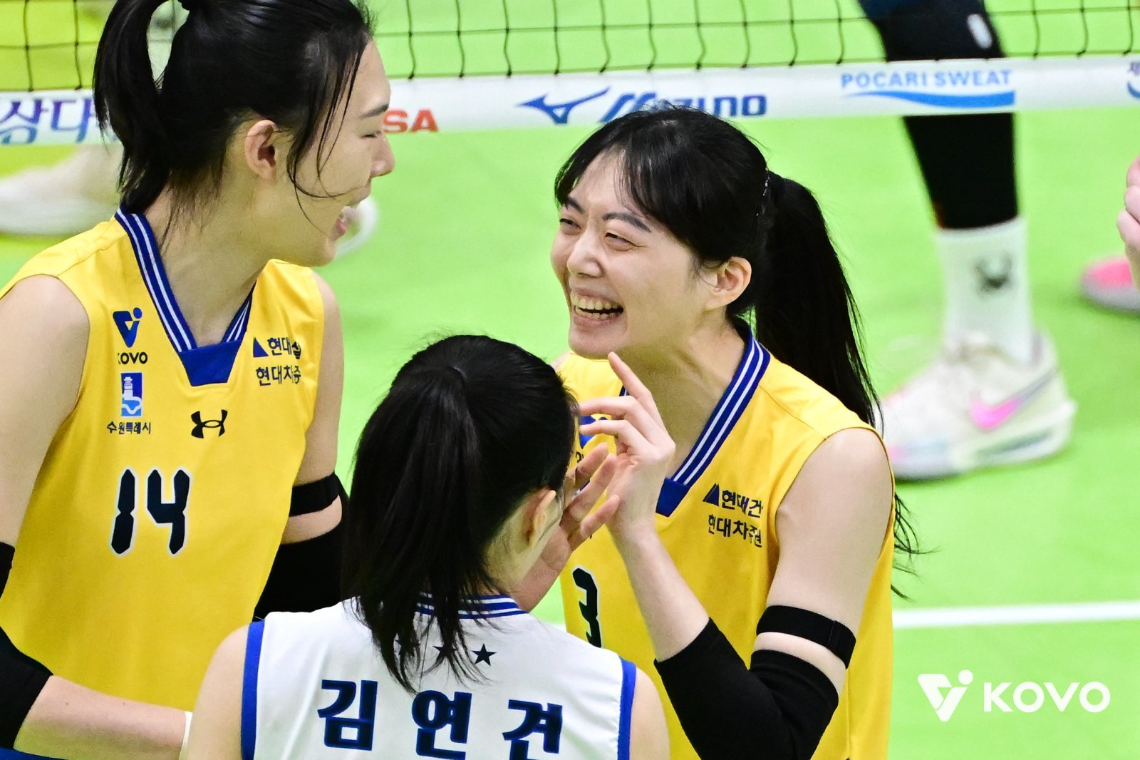 현대건설 세터 김다인(3번)이 9일 수원체육관서 열린 흥국생명과 V리그 여자부 홈경기 도중 미들블로커 양효진, 리베로 김연견과 대화하며 웃고 있다. 사진제공｜KOVO