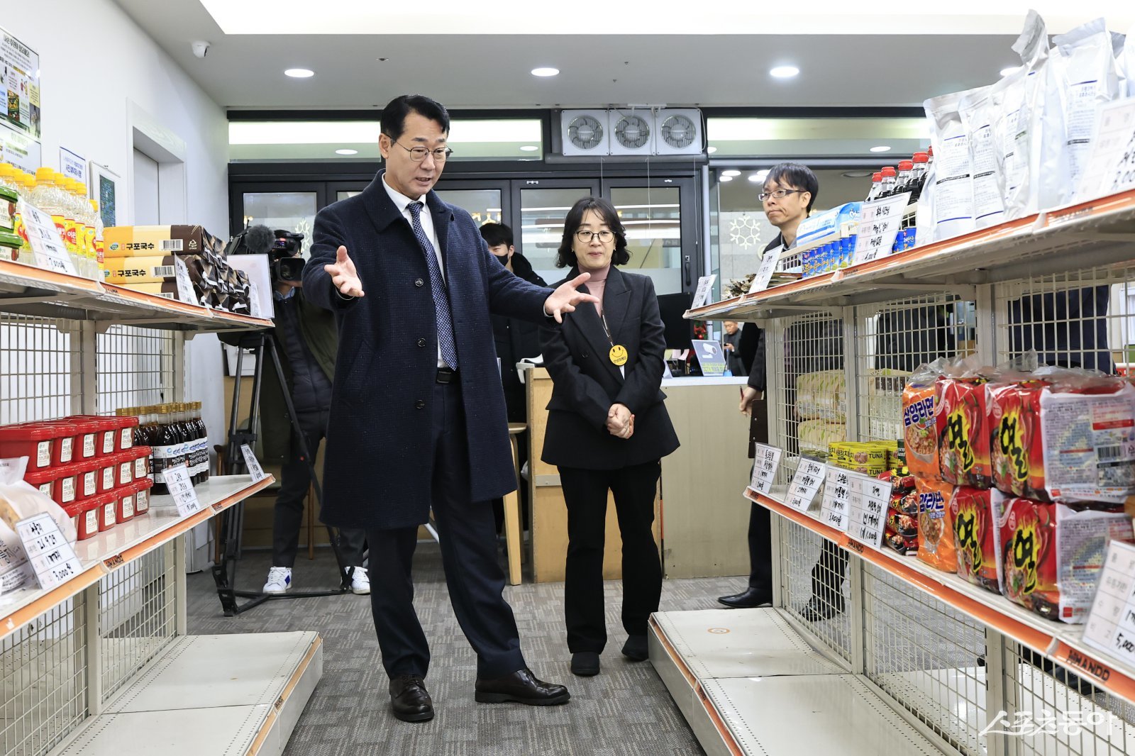 정명근 화성특례시장이 12월 그냥드림 선반을 점검하고 있다. 사진제공｜화성시