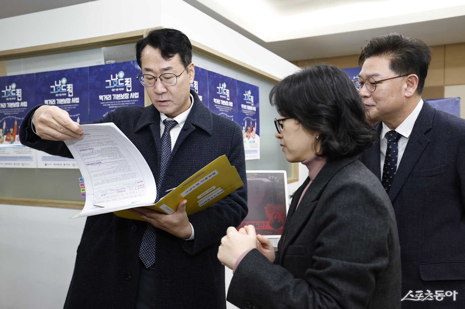 정명근 화성특례시장이 12월 그냥드림 방문자 서류를 점검하고 있다. 사진제공｜화성시