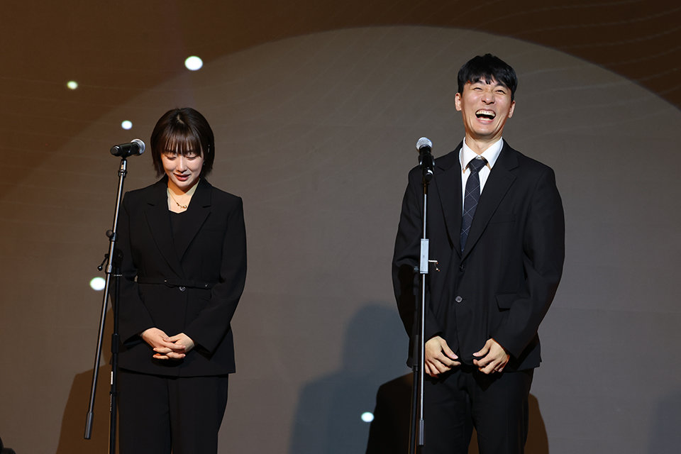 이상수 삼성생명 여자팀 코치(오른쪽)와 서효원 여자탁구대표팀 코치가 9일 서울 JW메리어트 동대문스퀘어 그랜드볼룸서 열린 ‘KTTA AWARDS 2026’서 감사패를 수상했다. 사진제공│대한탁구협회