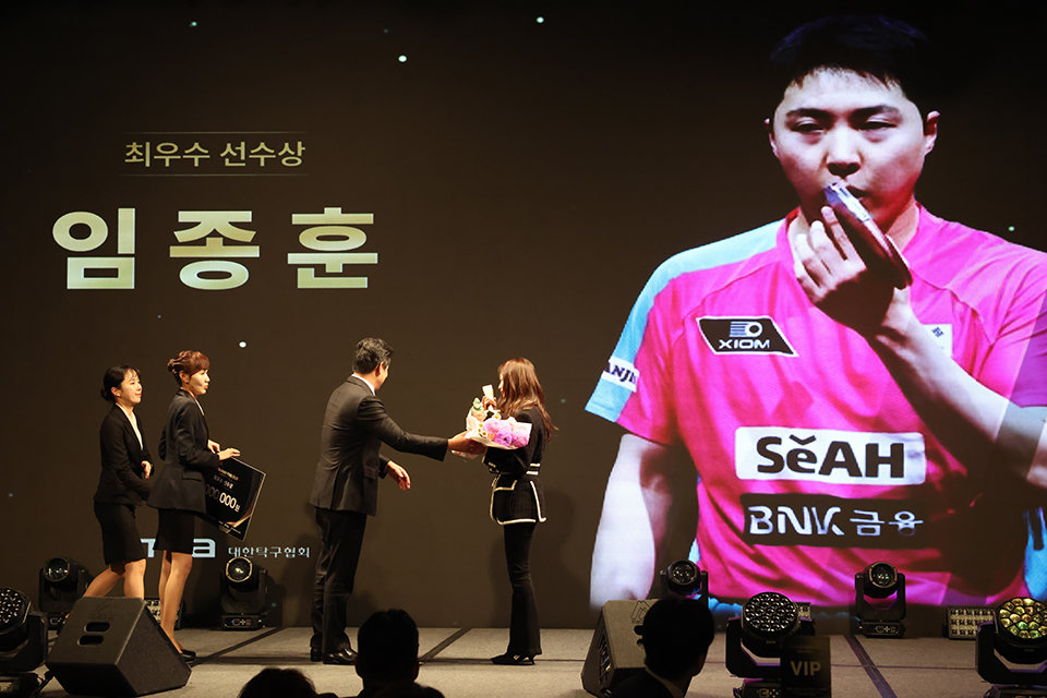 임종훈이 9일 서울 JW메리어트 동대문스퀘어 그랜드볼룸서 열린 ‘KTTA AWARDS 2026’서 MVP를 수상했다. 임종훈의 대리 수상자로 나선 아내 홍예림 씨(오른쪽 끝)가 상을 받고 있다. 사진제공│대한탁구협회