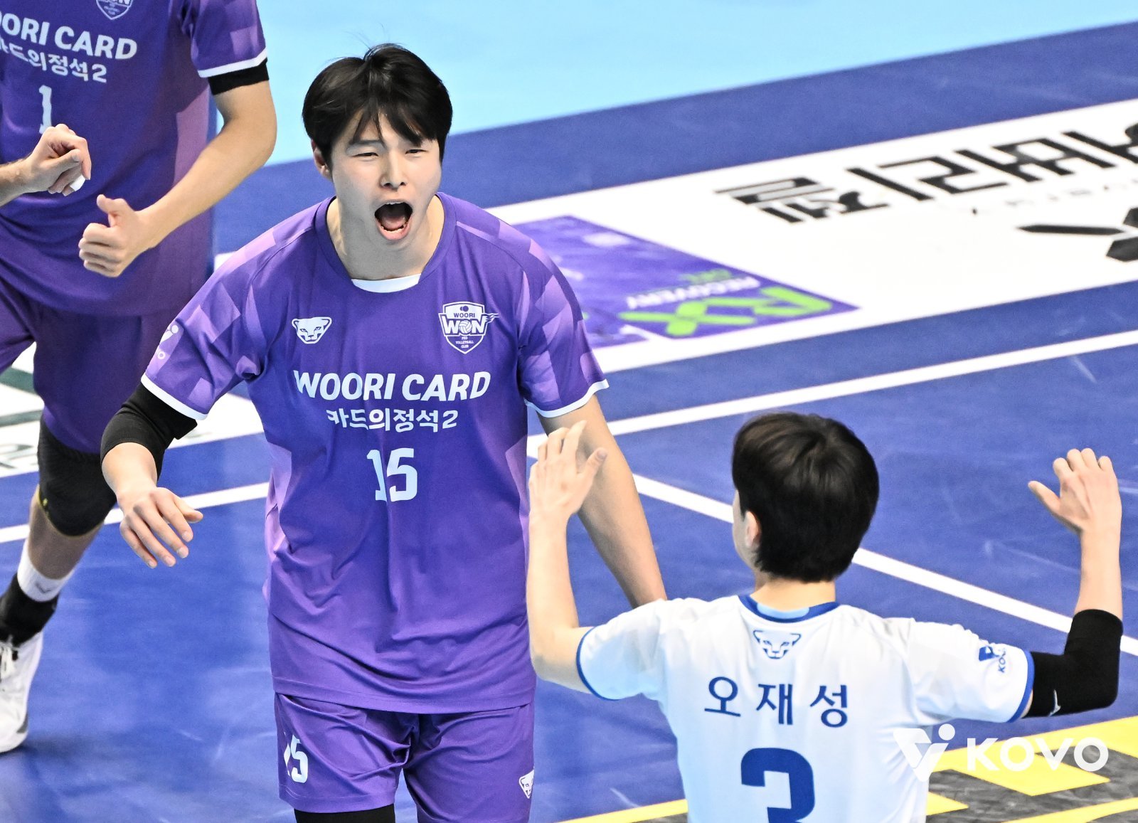 우리카드 이시몬(뒤)이 10일 인천 계양체육관서 열린 대한항공과 원정경기서 득점한 뒤 기뻐하고 있다. 사진제공│KOVO