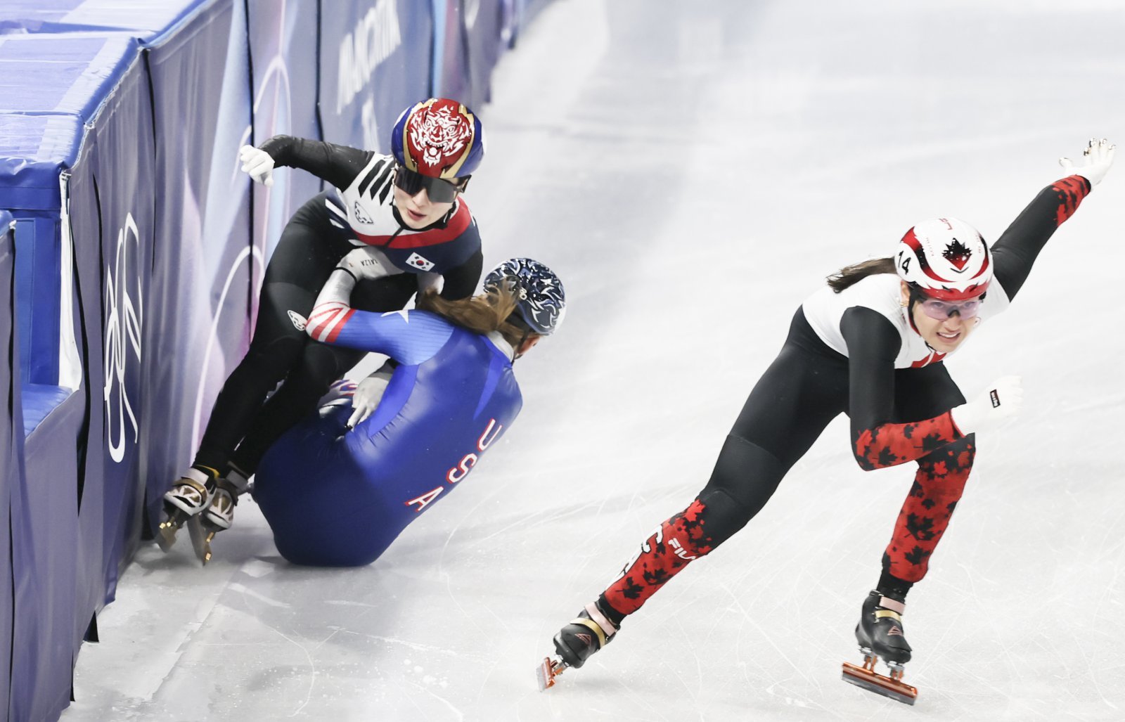 쇼트트랙대표팀 김길리(왼쪽 위)가 10일(한국시간) 밀라노 아이스스케이팅 아레나서 열린 밀라노동계올림픽 2000m 혼성계주 레이스 도중 미끄러진 코린 스토다드(미국)와 충돌해 넘어지고 있다. 밀라노ㅣ뉴시스