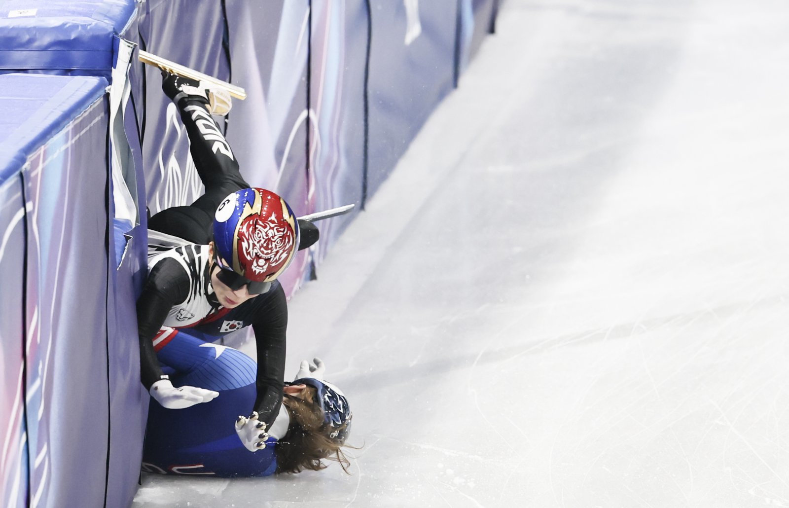 쇼트트랙대표팀 김길리(위)가 10일(한국시간) 밀라노 아이스스케이팅 아레나서 열린 밀라노동계올림픽 2000m 혼성계주 레이스 도중 미끄러진 코린 스토다드(미국)와 충돌해 넘어지고 있다. 밀라노ㅣ뉴시스