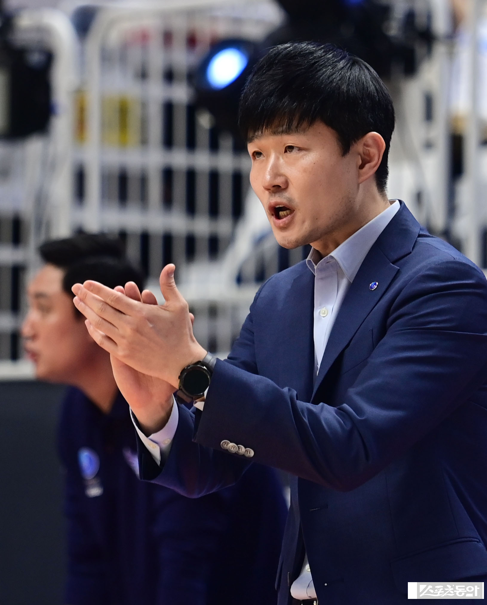 한국가스공사는 11일 “강혁 감독과 2년 재계약을 체결했다”고 발표했다. 감독대행으로 출발해 2023~2024시즌 도중 정식 감독으로 선임된 강 감독은 이로써 2027~2028시즌까지 팀을 지휘하게 됐다. 스포츠동아DB