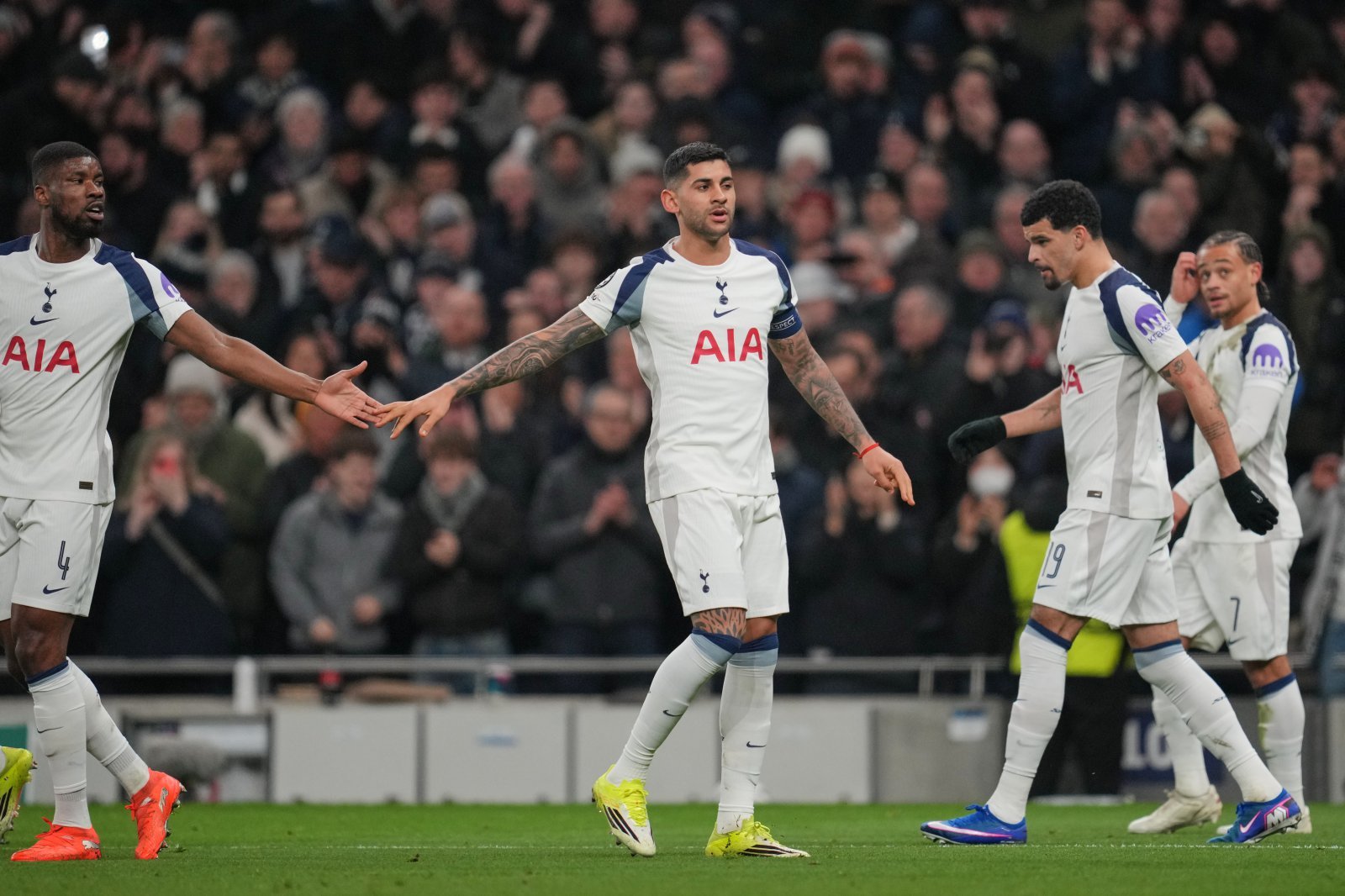 글로벌 스포츠 매체 디애슬레틱은 8일 “토트넘의 크리스티안 로메로(가운데)가 이번 여름이적시장서 스페인 프리메라리가, 특히 아틀레티코 마드리드 같은 클럽 이적을 심각히 고려 중일 수 있다”고 전망했다. 런던｜AP뉴시스