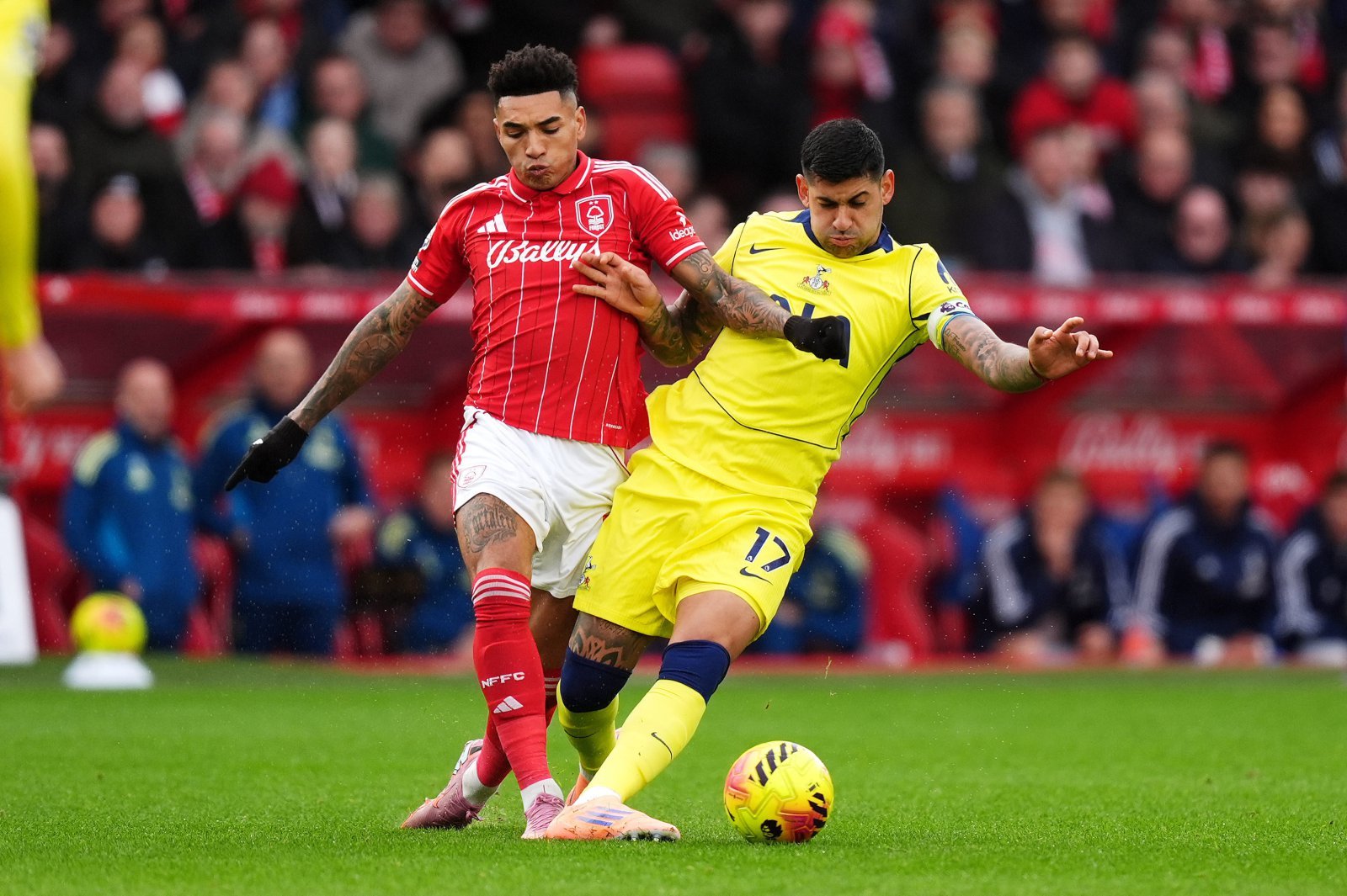 글로벌 스포츠 매체 디애슬레틱은 8일 “토트넘의 크리스티안 로메로(오른쪽)가 이번 여름이적시장서 스페인 프리메라리가, 특히 아틀레티코 마드리드 같은 클럽 이적을 심각히 고려 중일 수 있다”고 전망했다. 노팅엄｜AP뉴시스