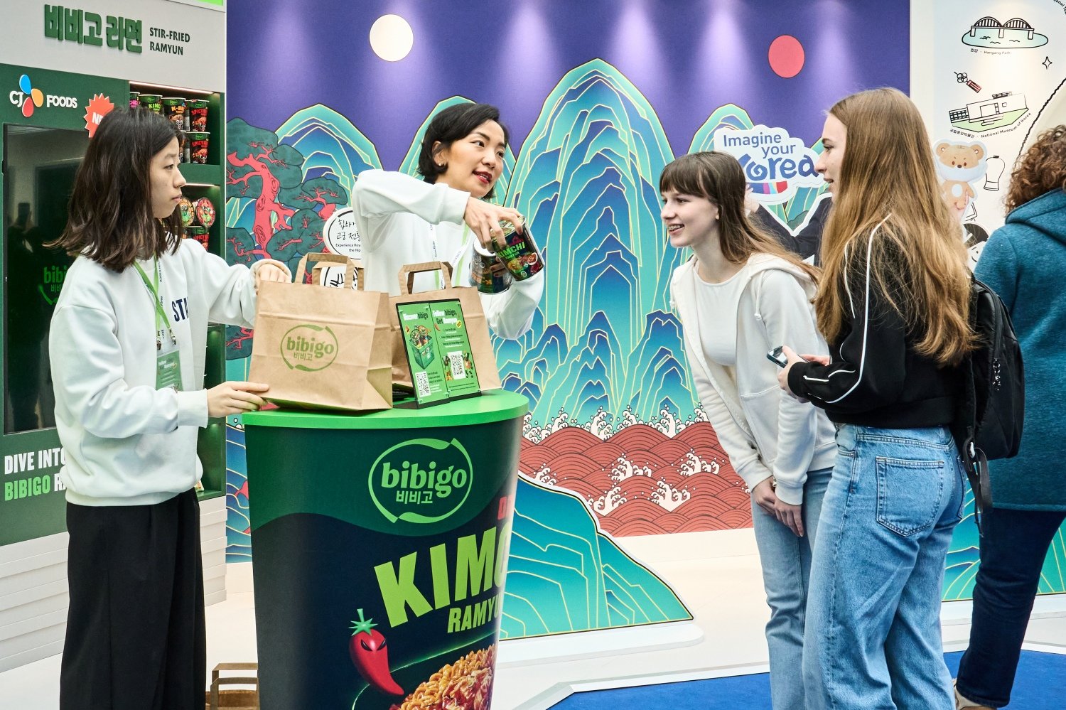 코리아하우스 한국 홍보관에서 CJ가 마련한 K-컬처를 즐기고 있는 외국인 방문객들. 사진제공｜CJ