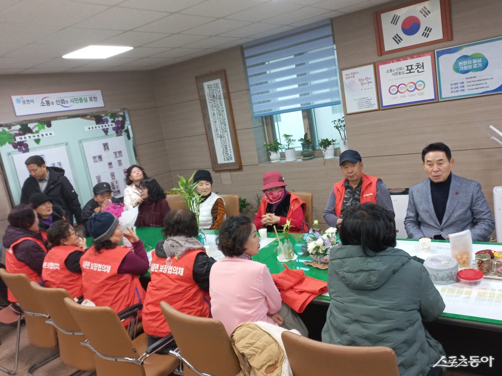 백영현 시장(오른쪽)은 10일 설 명절을 앞두고 ‘설맞이 행복 꾸러미 나눔사업’으로 취약계층을 살펴보고 있다. 사진제공ㅣ포천시 