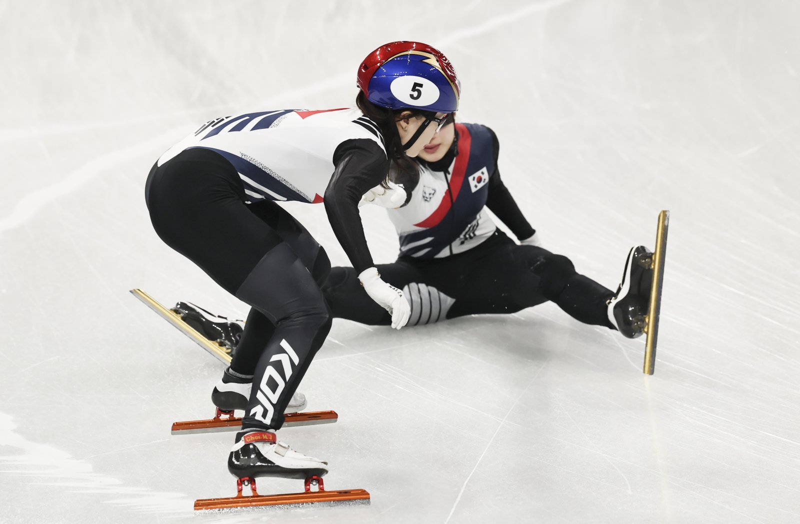 쇼트트랙대표팀 최민정(앞)이 10일(한국시간) 밀라노 아이스스케이팅 아레나서 열린 2000m 혼성계주 준결선서 넘어진 김길리에게 달려가 배턴터치를 하고 있다. 밀라노ㅣ뉴시스