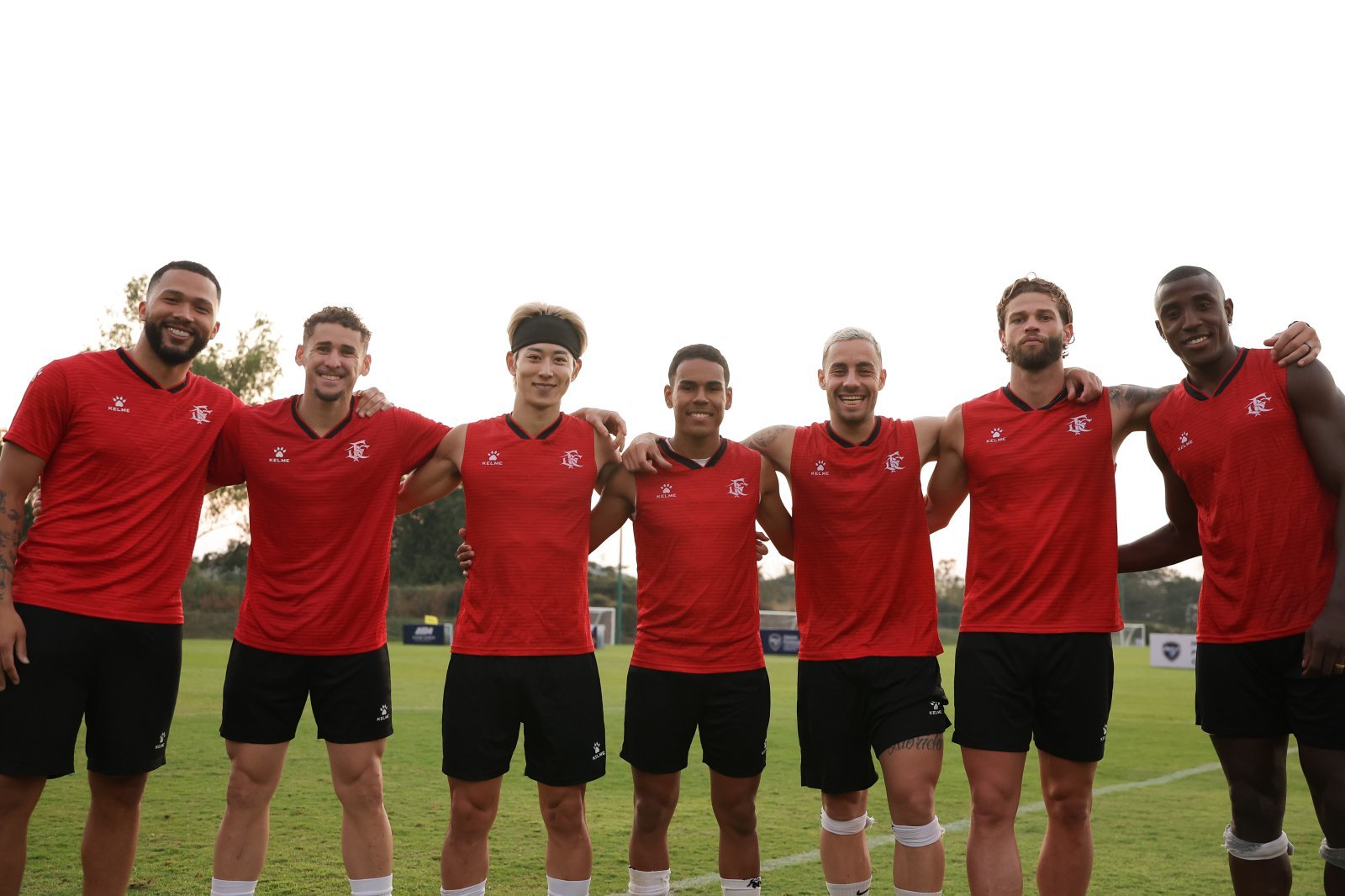 부천의 외국인 선수들인 가브리엘, 갈레고, 카즈, 티아깅요, 바사니, 패트릭, 몬타뇨(왼쪽부터)가 지난달 태국 치앙마이에서 진행된 1차 동계전지훈련 도중 어깨동무를 하고 환하게 웃고 있다. 사진제공｜한국프로축구연맹