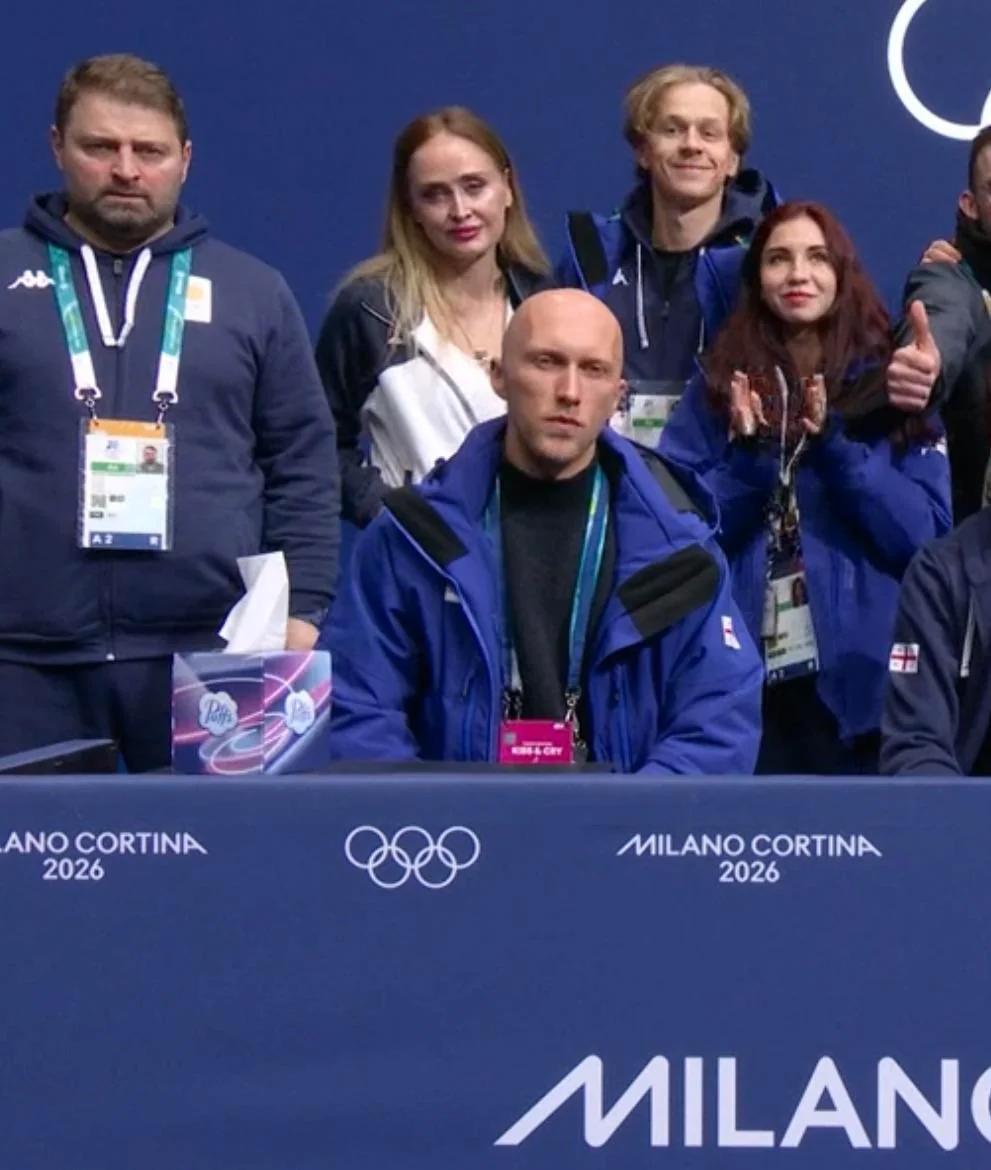 브누아 리쇼 피겨스케이팅 코치(가운데)는 밀라노·코르피나담페초동계올림픽서 13개국 16명의 선수를 지도하고 있다. 사진출처│레딧