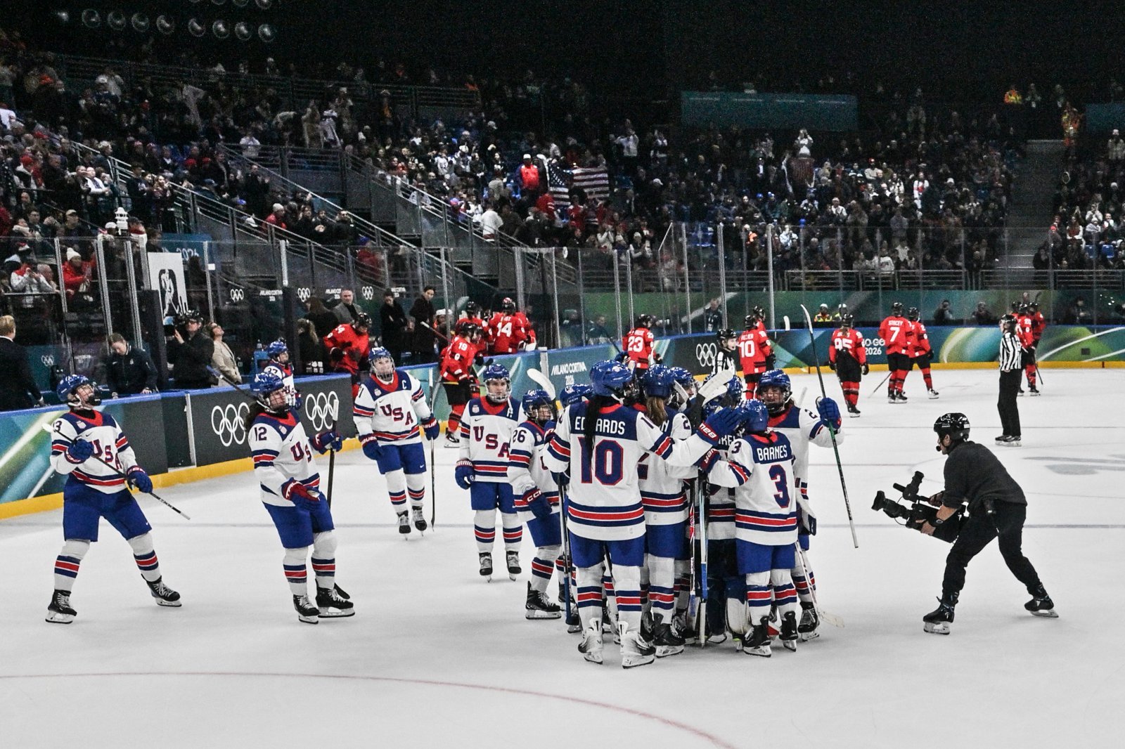 미국 여자 아이스하키 대표팀이 11일(한국시간) 산타줄리아 아이스하키 아레나서 열린 2026밀라노·코르티나담페초동계올림픽 아이스하키 여자 A조 조별예선서 캐나다를 꺾고 환호하고 있다. 밀라노｜AP뉴시스