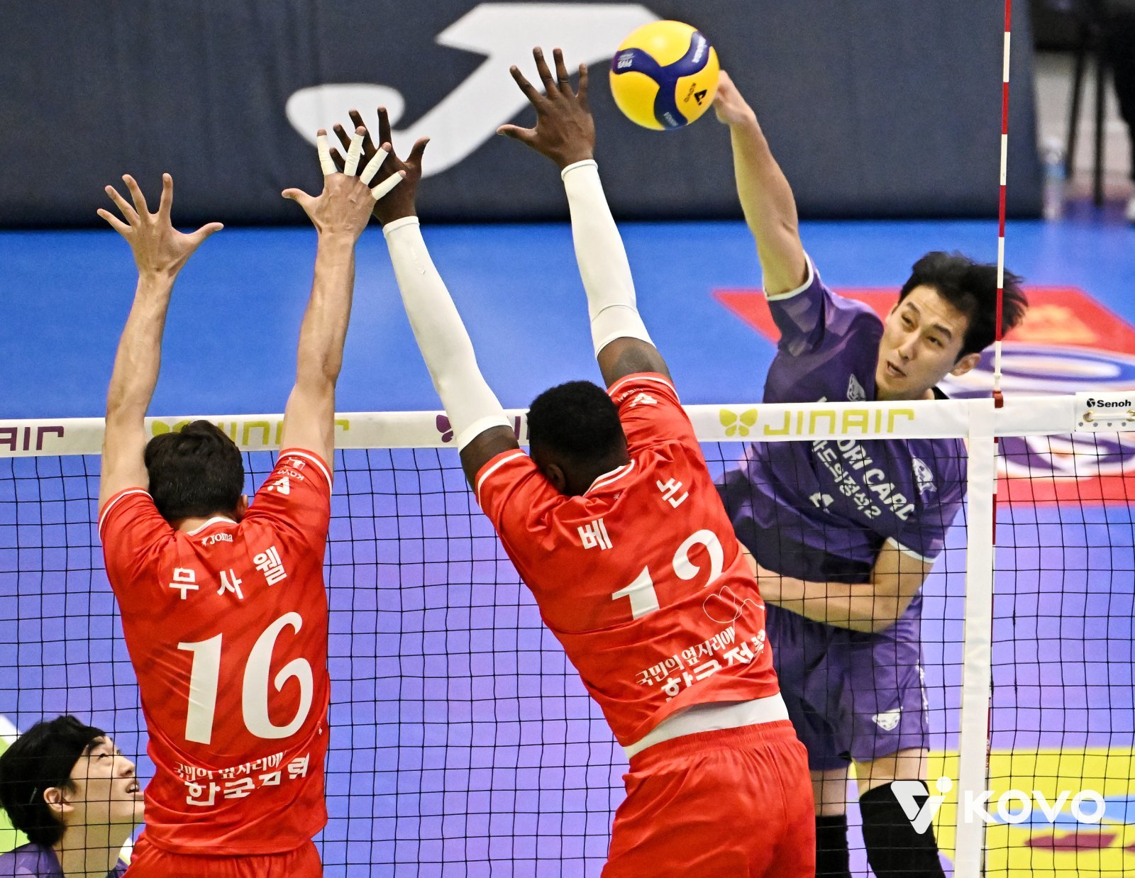 우리카드는 아웃사이드 히터 이시몬과 한성정(뒤)이 살림꾼 역할을 톡톡히 해내며 팀의 도약에 앞장서고 있다. 사진제공│KOVO