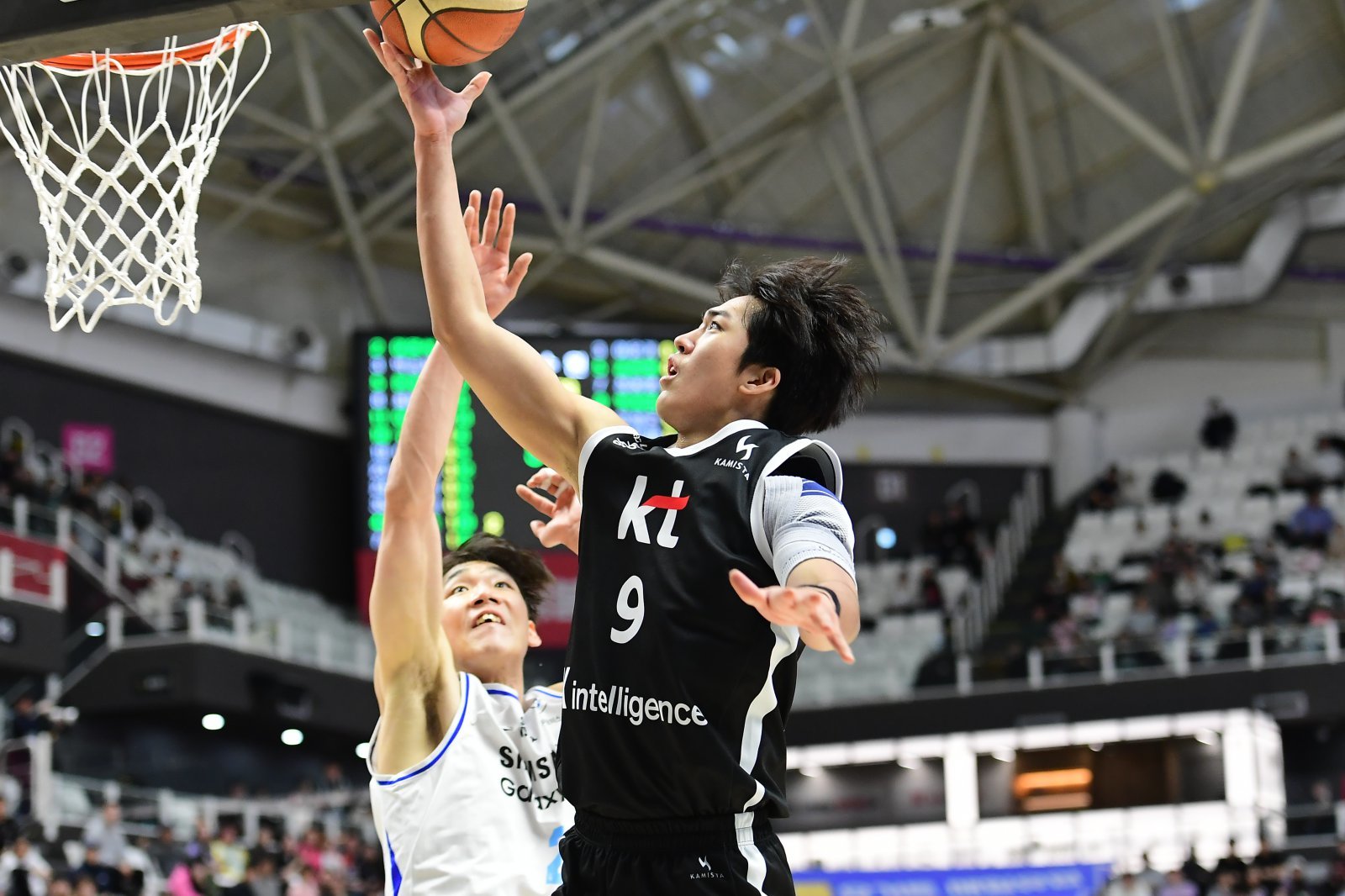 KT 박지원(9번)은 주포지션이 가드지만, 큰 키를 이용해 팀에 부족한 포워드진을 채워 6강 경쟁에 활력을 불어넣으려 한다. 사진제공｜KBL