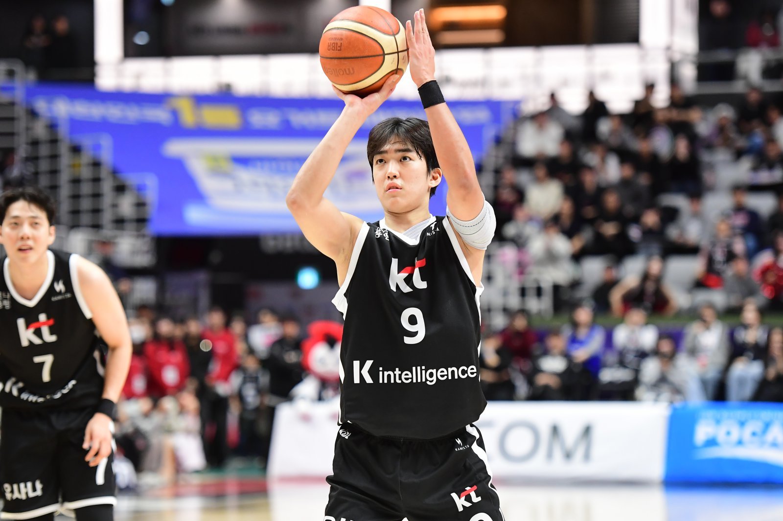 KT 박지원은 주포지션이 가드지만, 큰 키를 이용해 팀에 부족한 포워드진을 채워 6강 경쟁에 활력을 불어넣으려 한다. 사진제공｜KBL