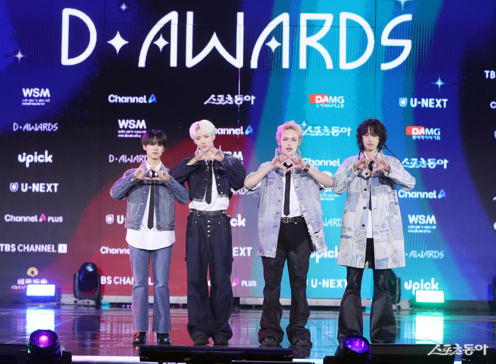 포토타임 갖는 AxMxP 대한민국 1등 스포츠신문 스포츠동아