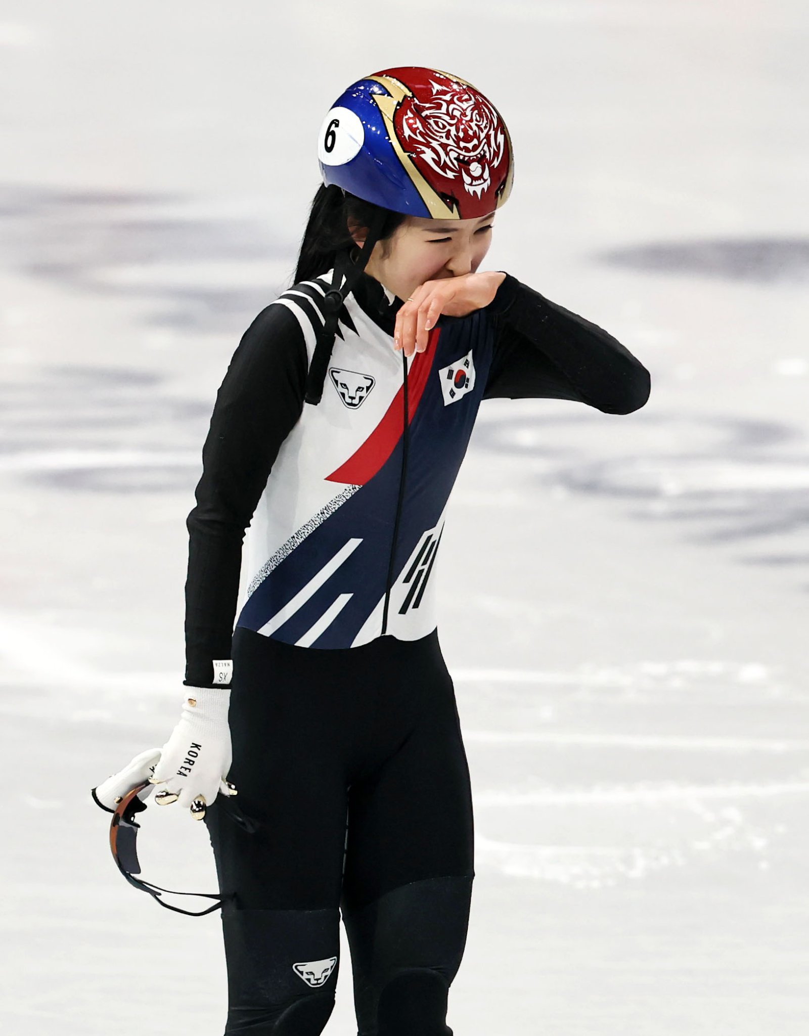 쇼트트랙대표팀 김길리가 10일(한국시간) 밀라노 아이스스케이팅 아레나서 열린 쇼트트랙 2000m 혼성계주 준결선 레이스를 3위로 마친 뒤 크게 아쉬워하고 있다. 밀라노ㅣ뉴시스