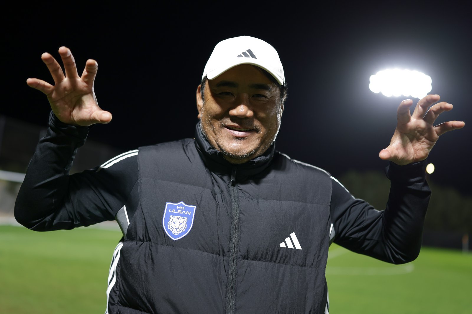 김현석 울산 신임 감독이 지난달 동계전지훈련지인 UAE 알아인에서 호랑이 포효를 연상케하는 포즈를 하고 있다. 사진제공｜한국프로축구연맹