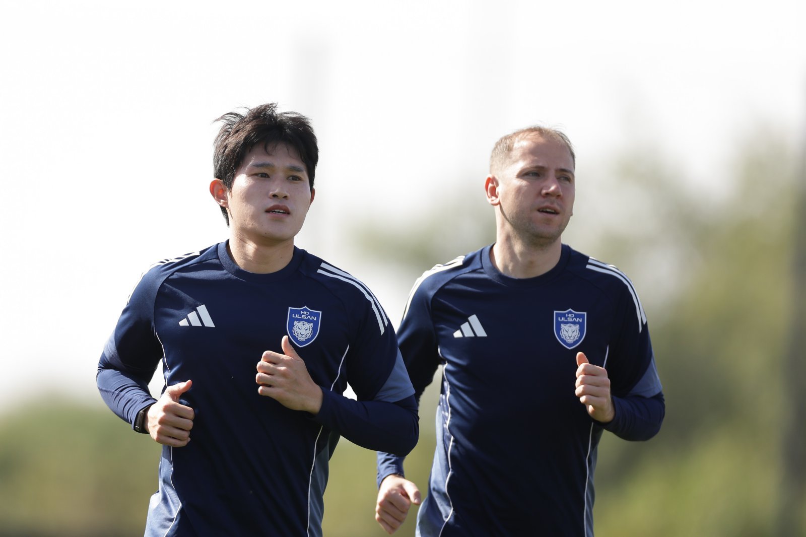 울산 이동경(왼쪽)과 보야니치가 지난달 UAE 알아인에서 진행된 동계전지훈련 도중 가볍게 뛰며 몸을 풀고 있다. 사진제공｜한국프로축구연맹