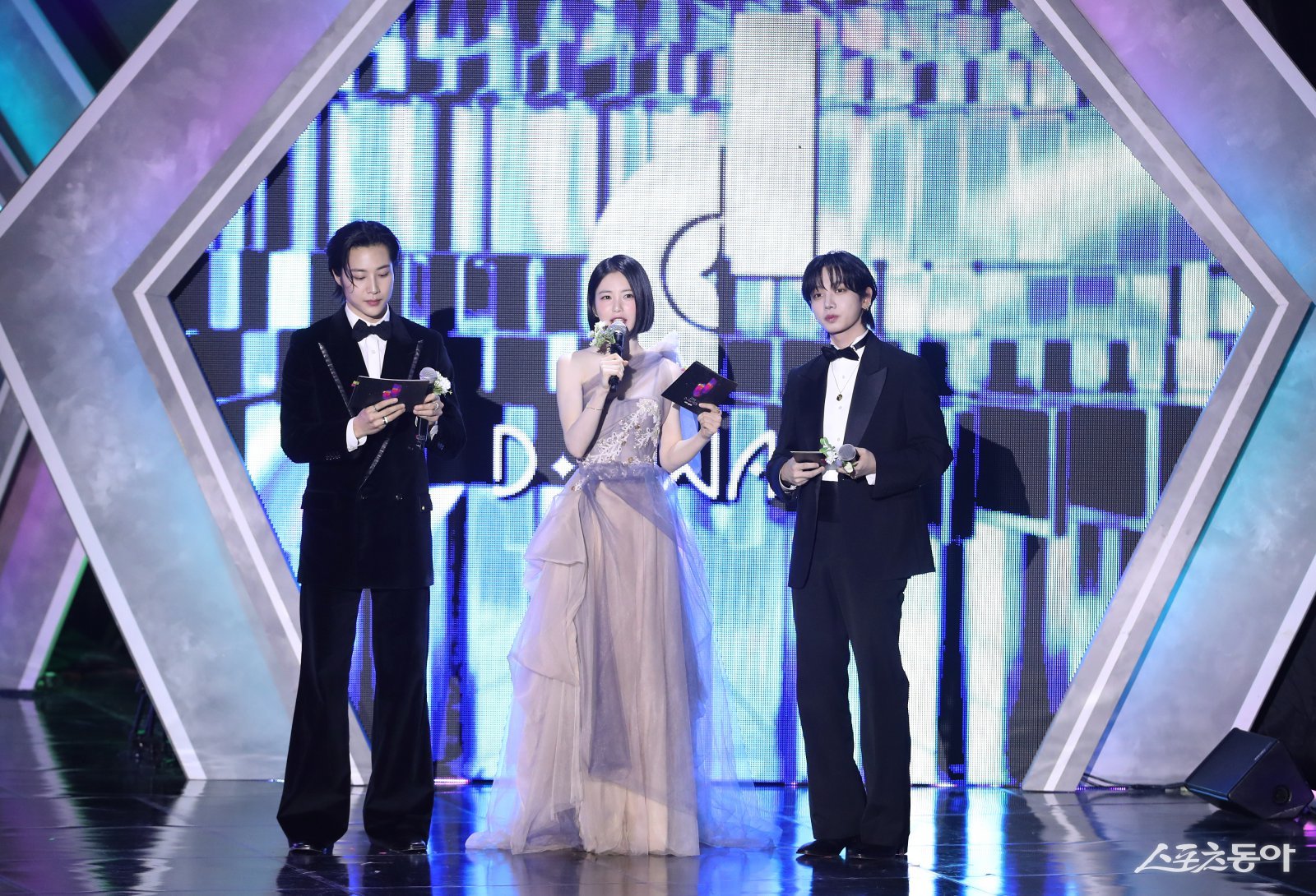 디 어워즈에서 이종원 신예은 명재현이 진행을 하고 있다. 대한민국 1등 스포츠신문 스포츠동아