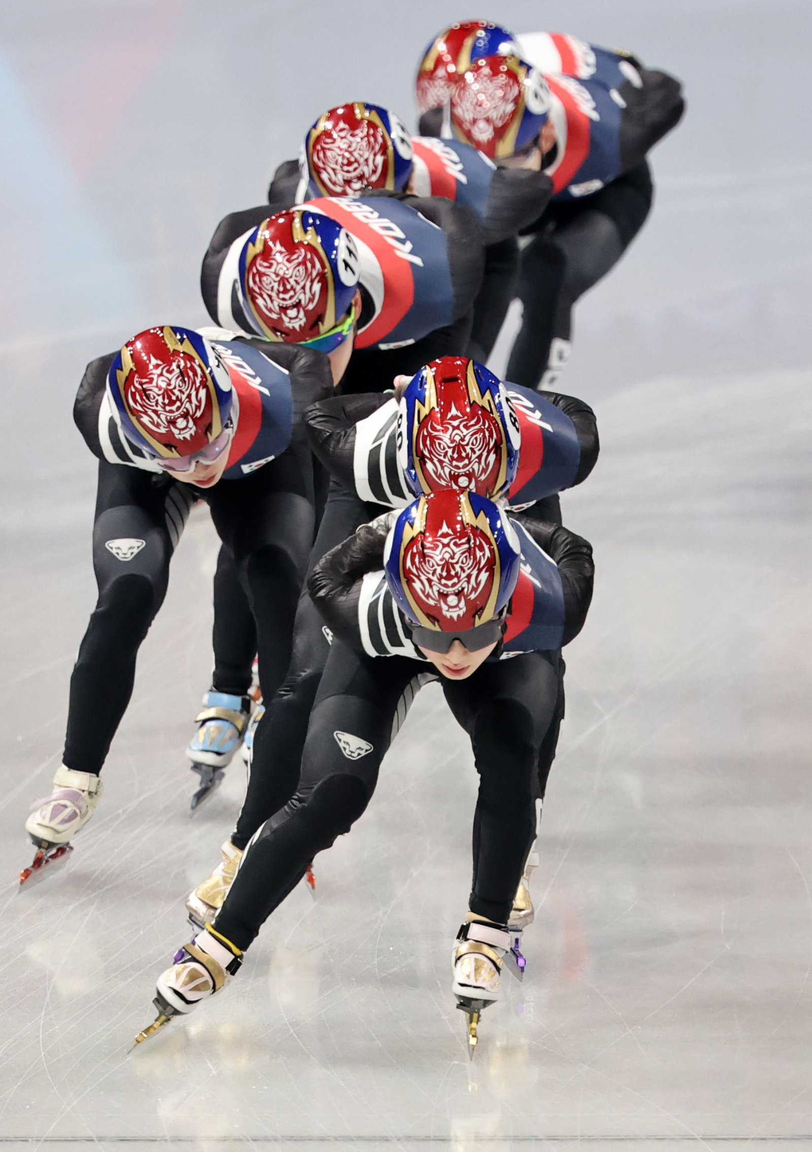 여자쇼트트랙대표팀 김길리(앞)가 11일(한국시간) 밀라노 아이스스케이팅 아레나에서 진행된 대표팀 훈련에 참가해 몸을 풀고 있다. 밀라노ㅣ뉴시스