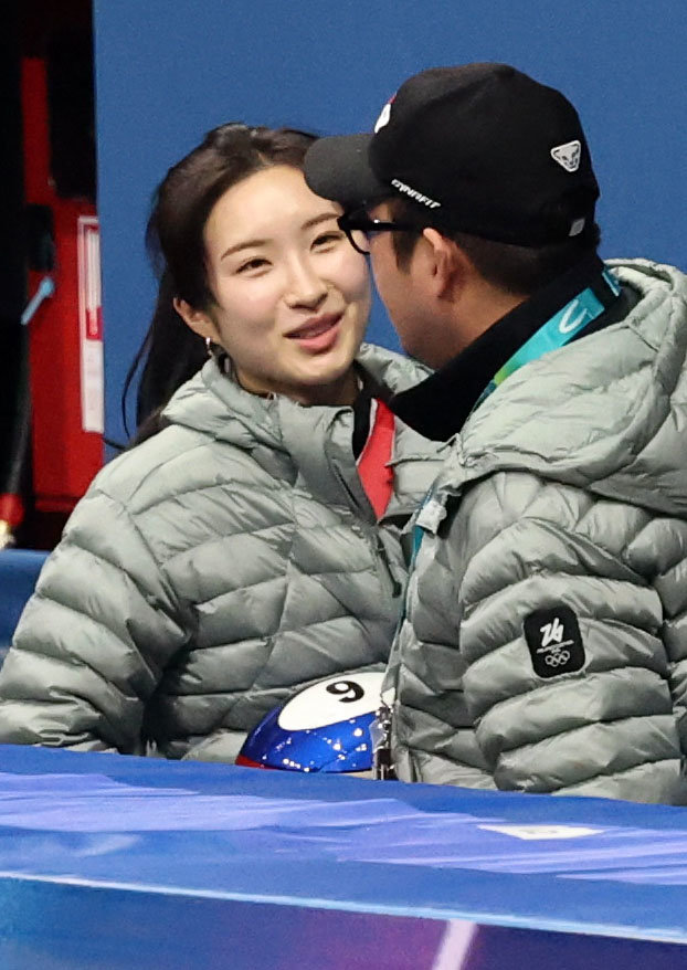 여자쇼트트랙대표팀 김길리(왼쪽)가 11일(한국시간) 밀라노 아이스스케이팅 아레나에서 진행된 대표팀 공식 훈련 참가에 앞서 밝은 표정으로 코칭스태프와 대화를 나누고 있다. 밀라노ㅣ뉴시스