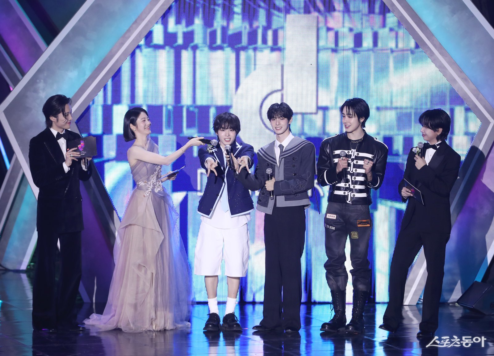 킥플립 케이주 최립우 싸이커스 헌터가 인터뷰를 하고 있다 대한민국 1등 스포츠신문 스포츠동아