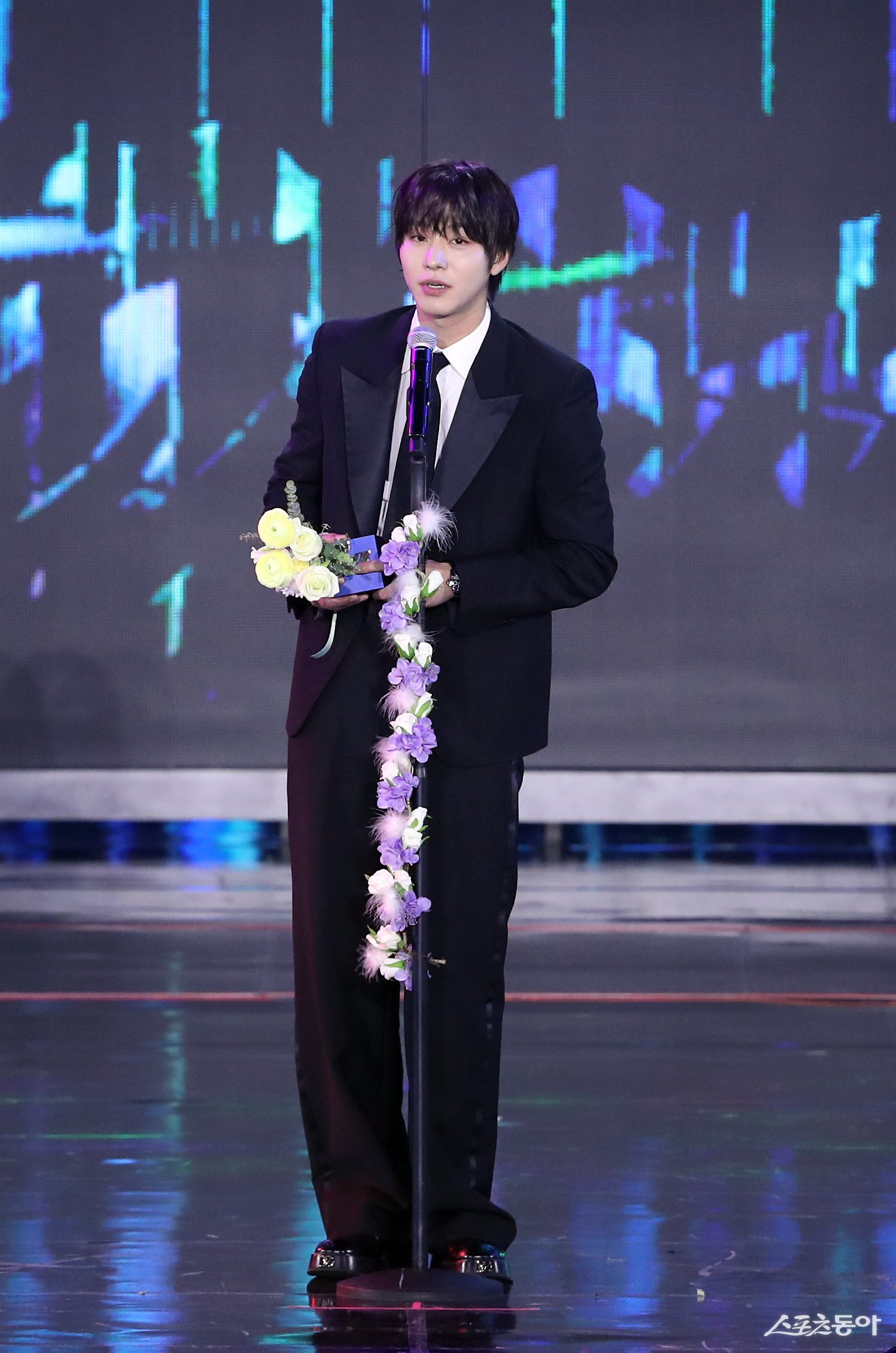 수상소감 말하는 안효섭 대한민국 1등 스포츠신문 스포츠동아