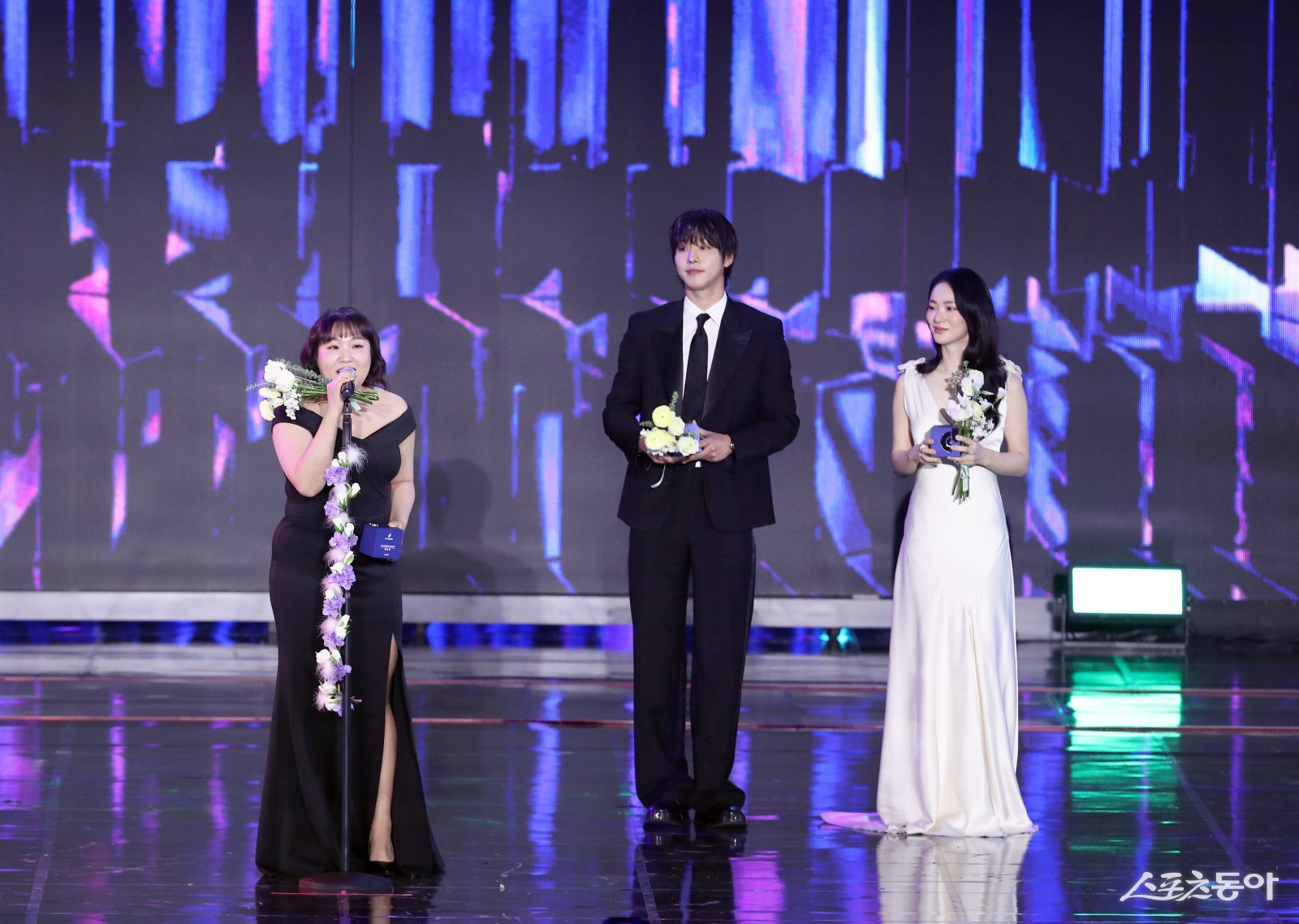 수상소감 말하는 이수지(왼쪽). 대한민국 1등 스포츠신문 스포츠동아