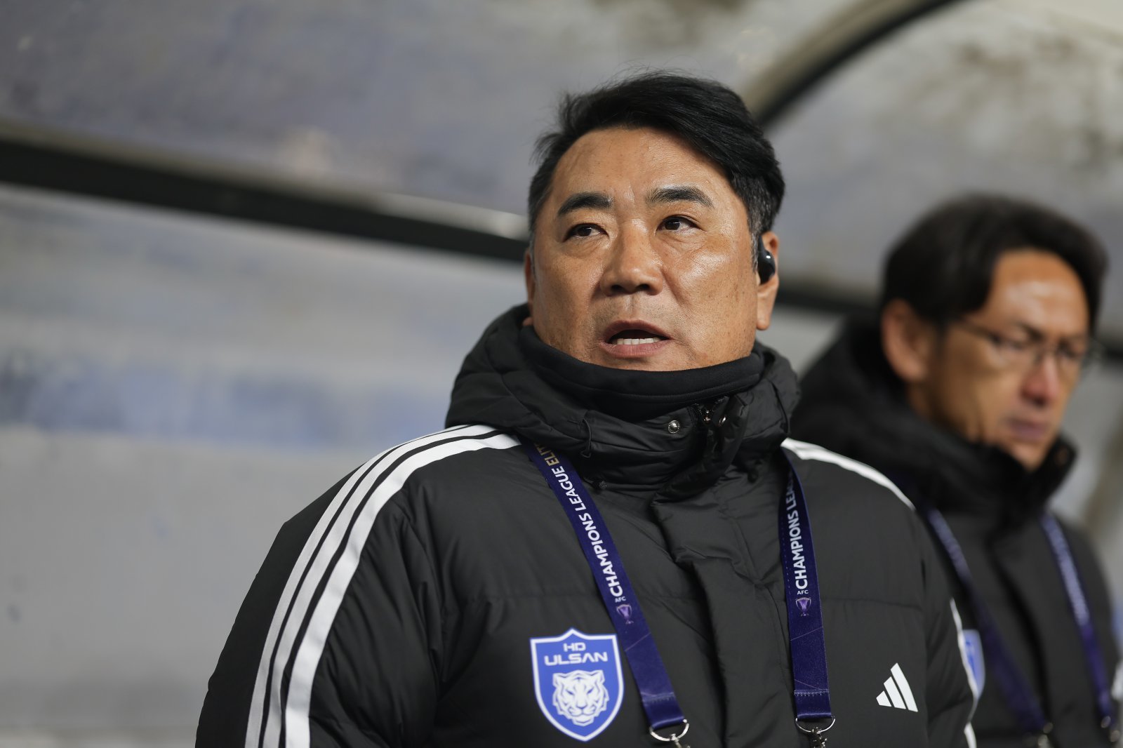 울산 김현석 감독이 11일 울산문수경기장에서 열린 멜버른 시티와 홈경기 도중 그라운드를 바라보고 있다. 사진제공｜한국프로축구연맹