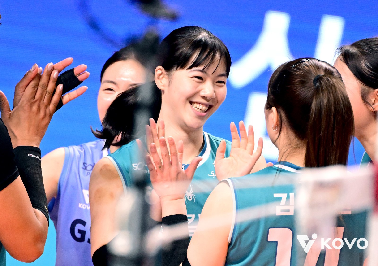 GS칼텍스 유서연(가운데)이 11일 장충체육관서 열린 페퍼저축은행과 홈경기서 서브 에이스를 터트린 뒤 동료들과 기뻐하고 있다. 사진제공│KOVO