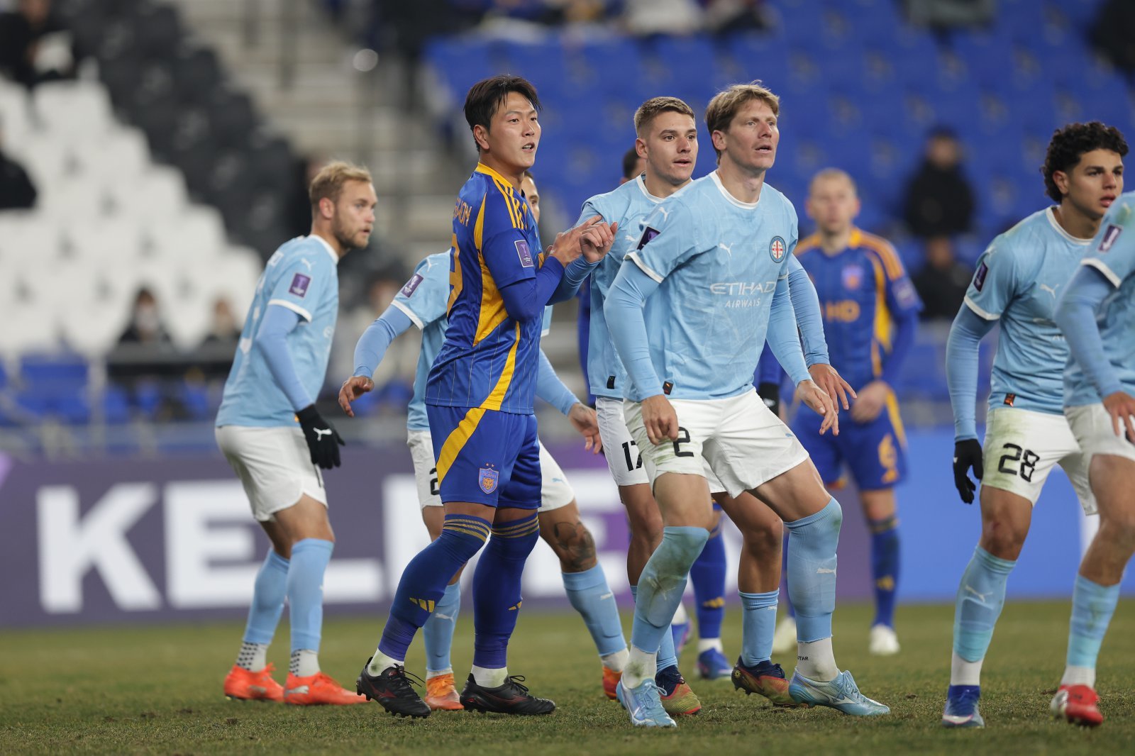 울산과 멜버른 시티 선수들이 11일 울산문수경기장서 열린 맞대결 도중 몸싸움을 하고 있다. 사진제공｜한국프로축구연맹