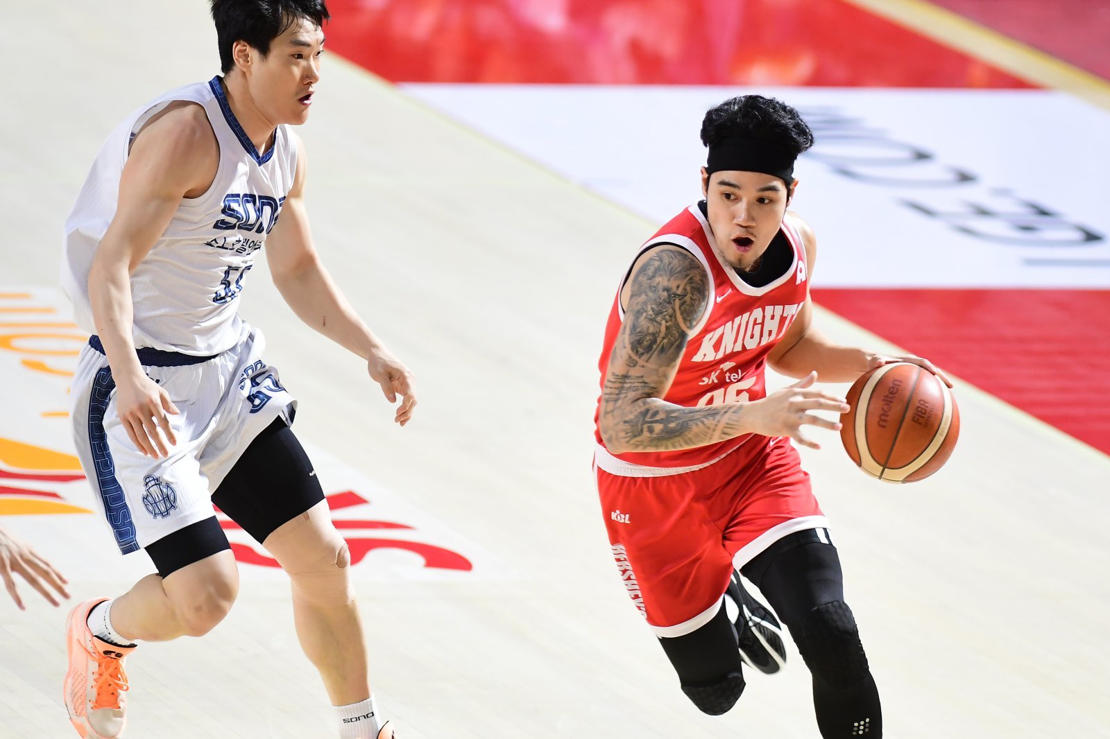 SK 알빈 톨렌티노(오른쪽)가 11일 잠실학생체육관에서 열린 소노와 홈경기에서 김진유의 수비를 뚫어내며 돌파하고 있다. 사진제공｜KBL