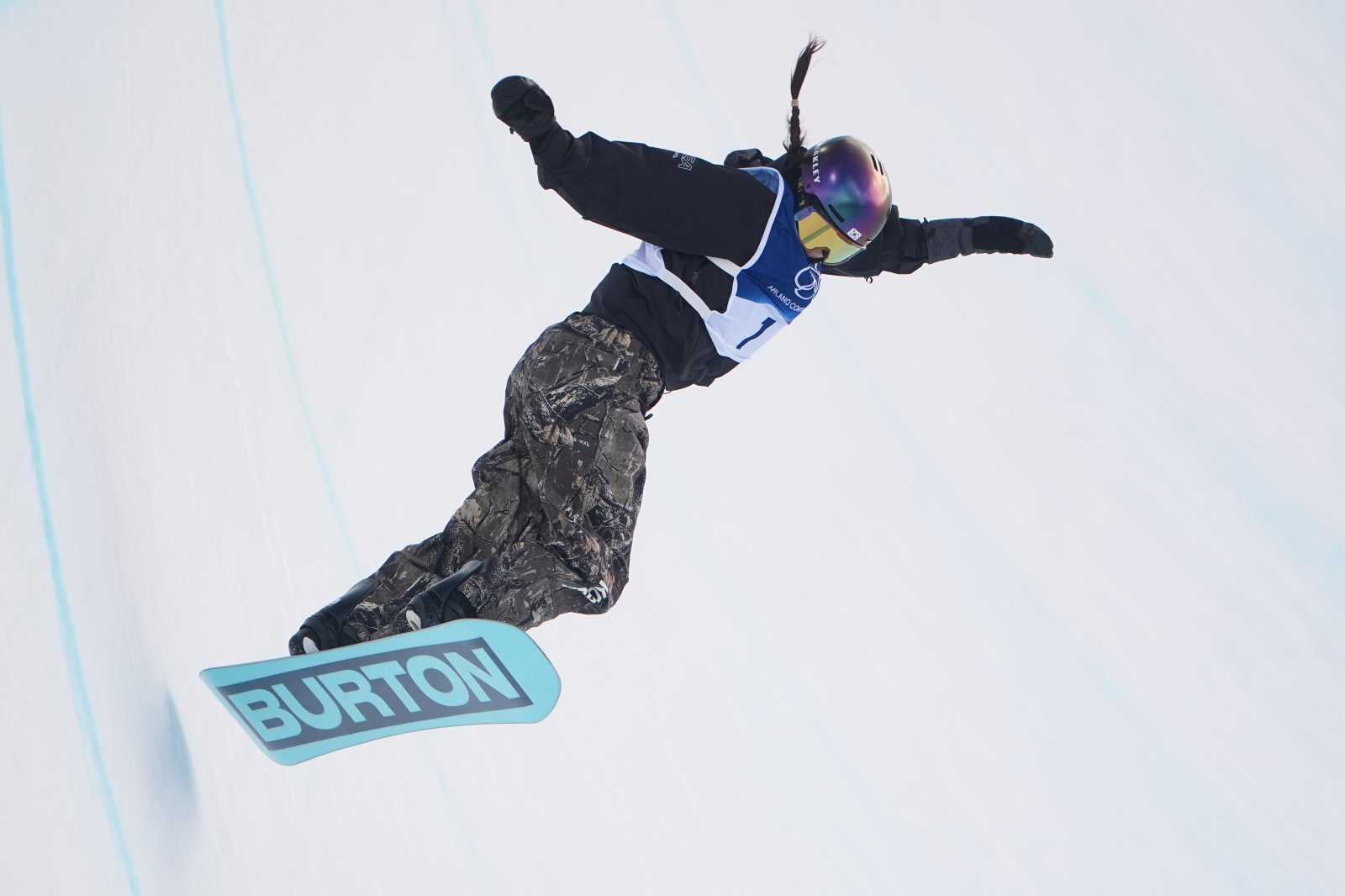 최가온이 11일(한국시간) 리비뇨 스노파크에서 열린 밀라노올림픽 스노보드 여자 하프파이프 예선에서 연기를 펼치고 있다. 리비뇨ㅣ뉴시스