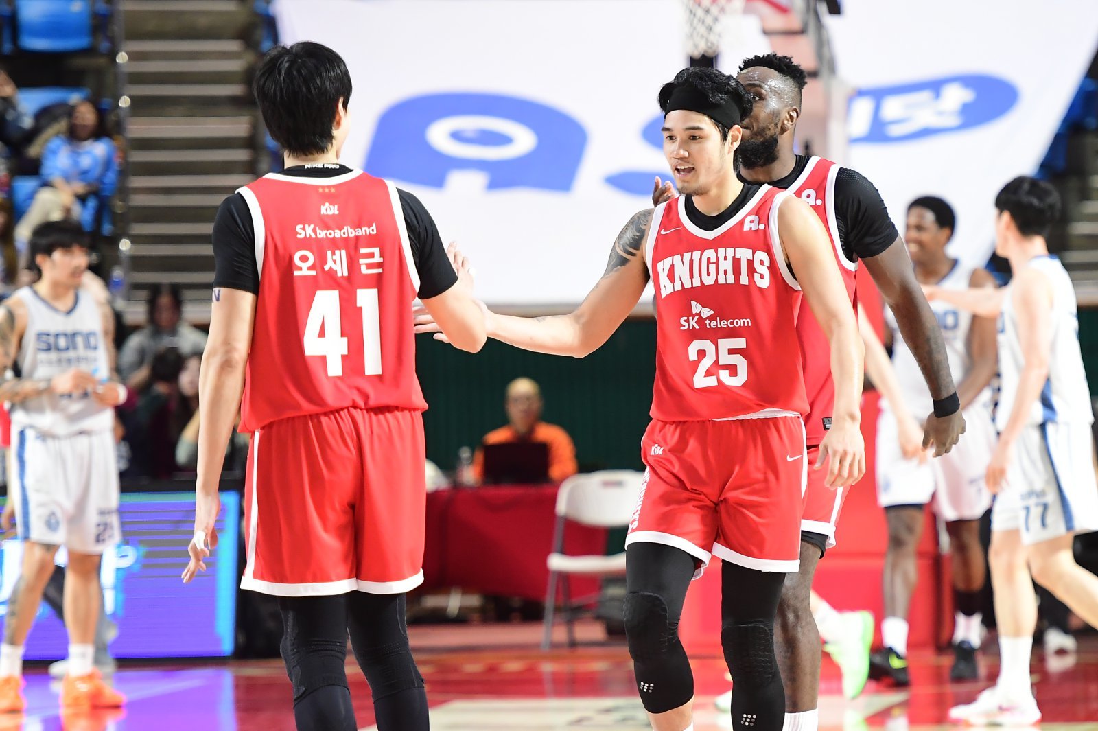 SK 알빈 톨렌티노(오른쪽)는 11일 잠실학생체육관에서 열린 소노와 홈경기에서 26점·6리바운드로 활약하며 3연승에 힘을 보탰다. 사진제공｜KBL