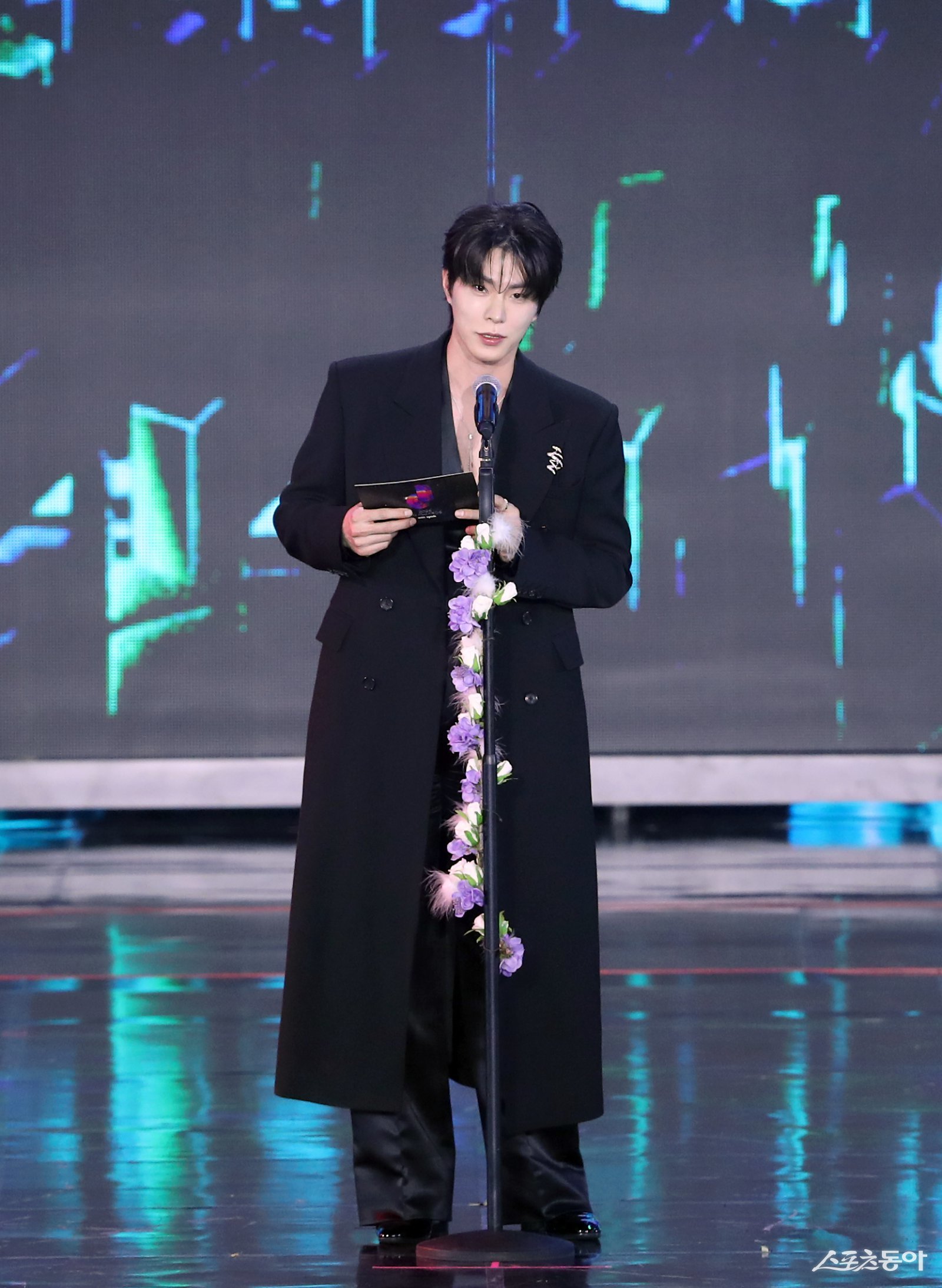 시상자 홍종현. 대한민국 1등 스포츠신문 스포츠동아