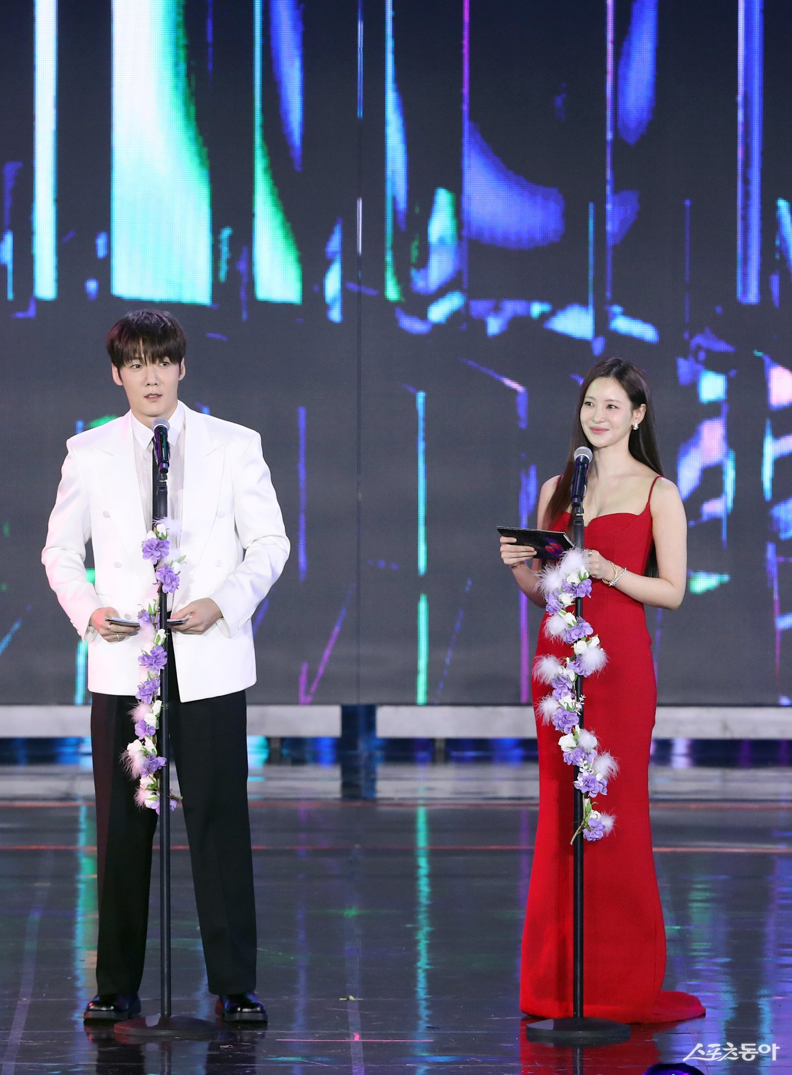 시상자로 나선 최진혁(왼쪽)과 오연서. 대한민국 1등 스포츠신문 스포츠동아