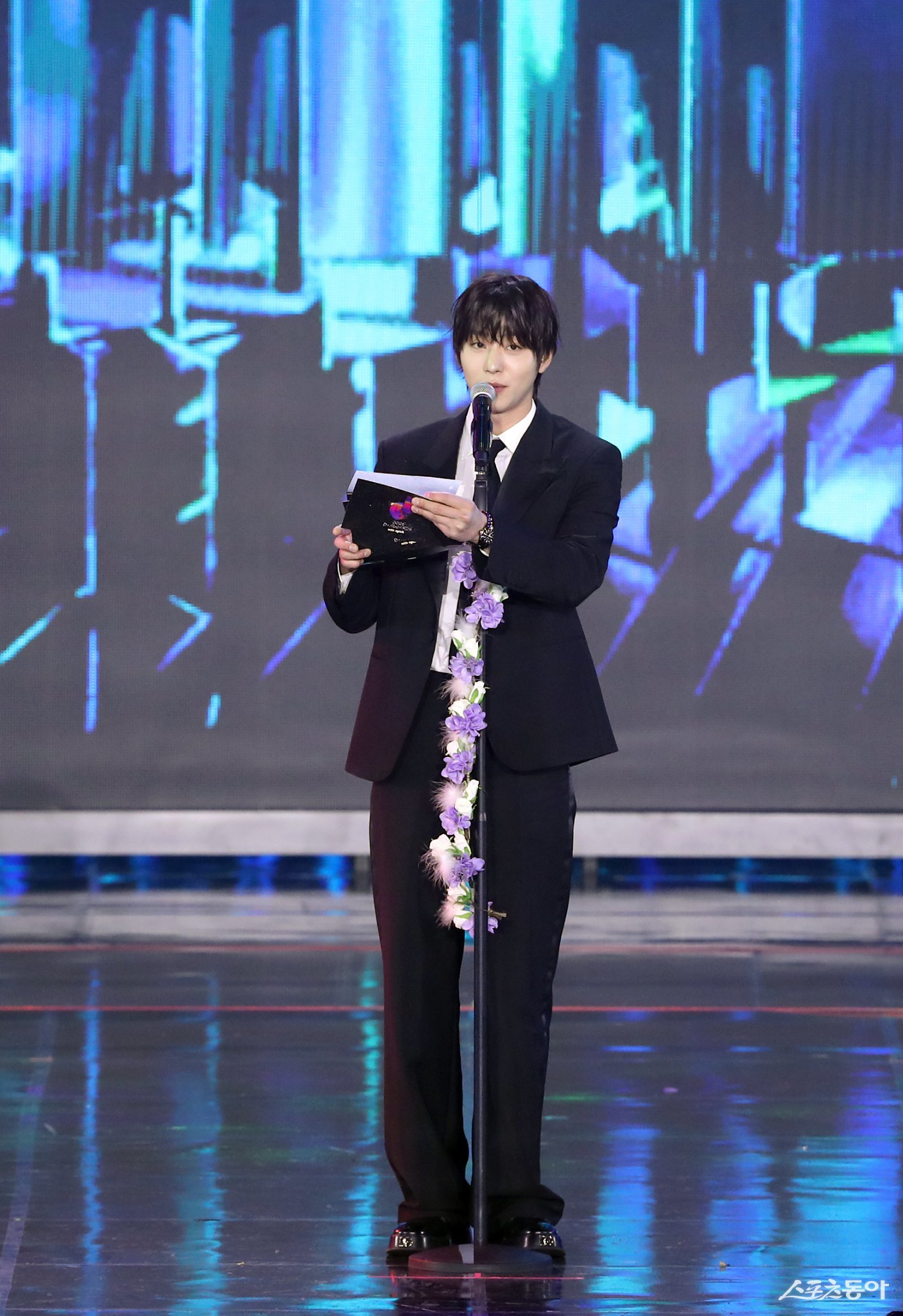 시상자 안효섭. 대한민국 1등 스포츠신문 스포츠동아