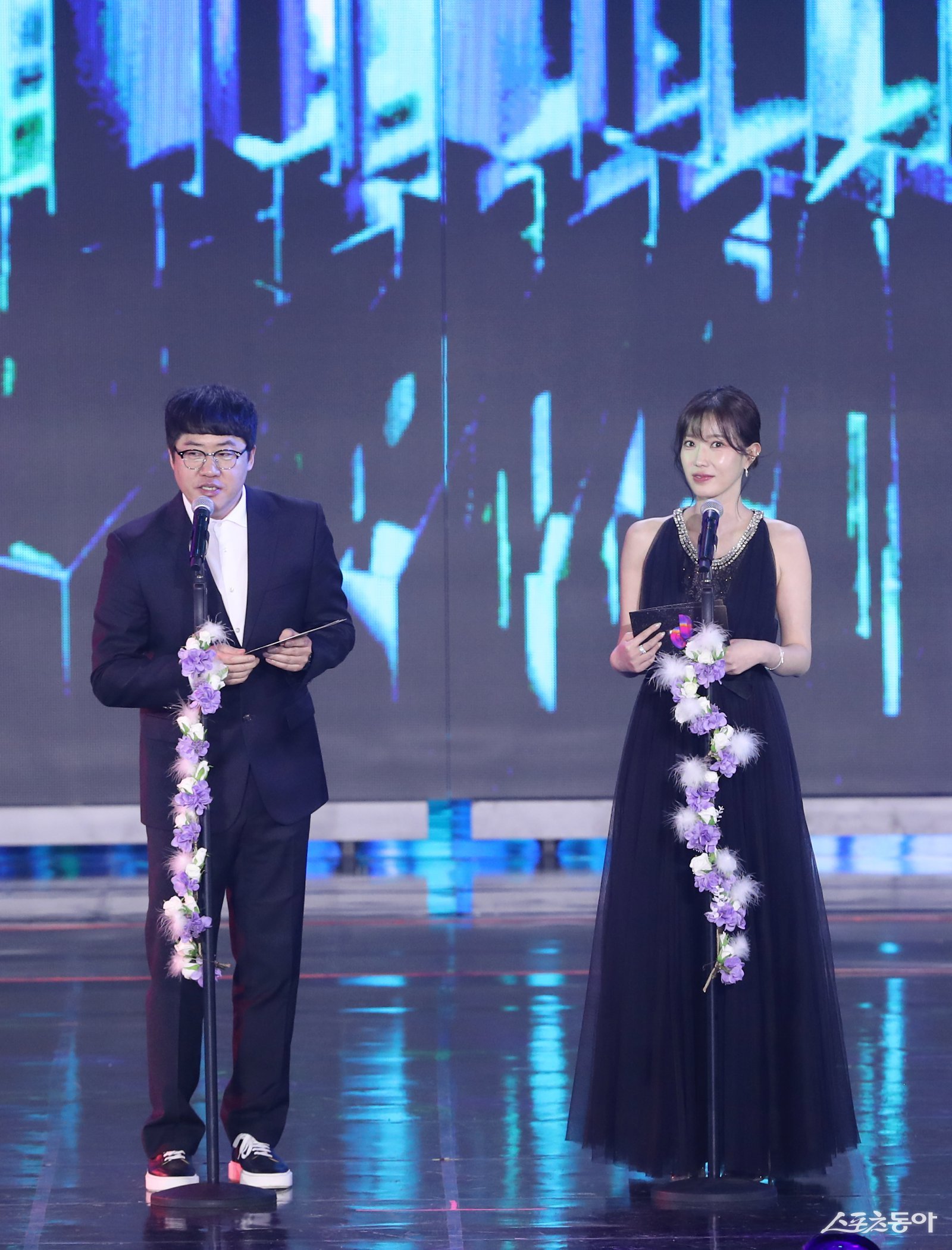 시상자로 나선 유픽 임찬 대표(왼쪽)와 임수향. 대한민국 1등 스포츠신문 스포츠동아