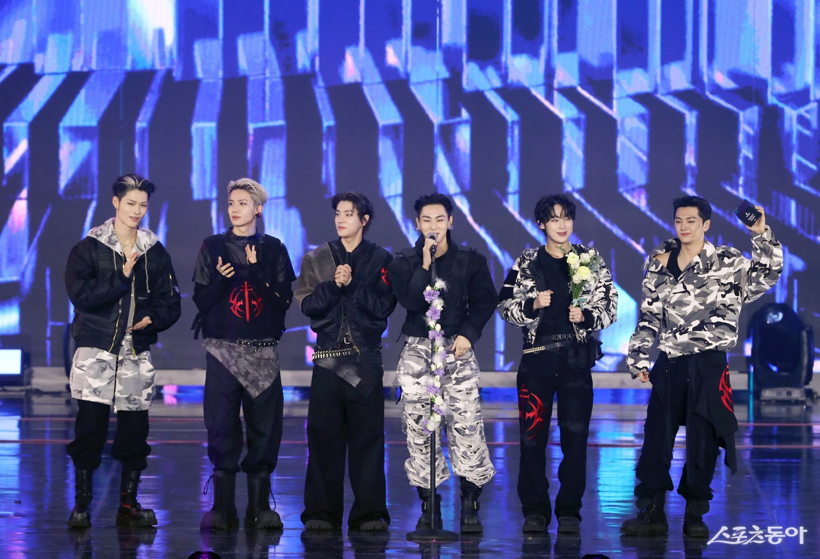 수상 소감을 말하는 엔하이픈. 대한민국 1등 스포츠신문 스포츠동아