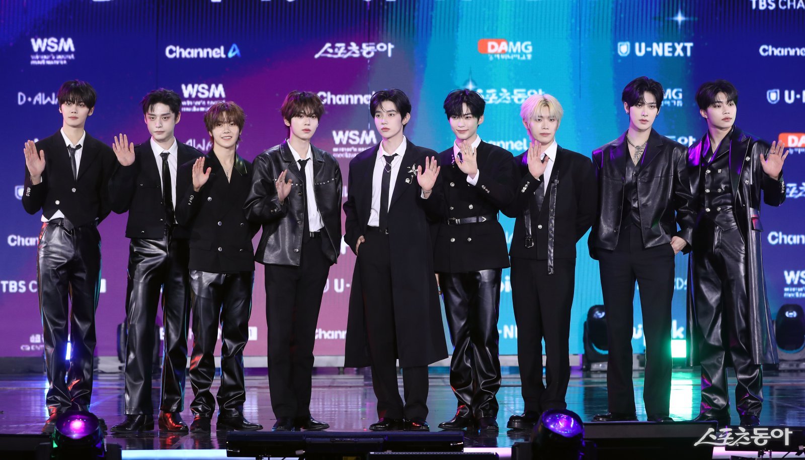 포토타임 갖는 제로베이스원, 대한민국 1등 스포츠신문 스포츠동아