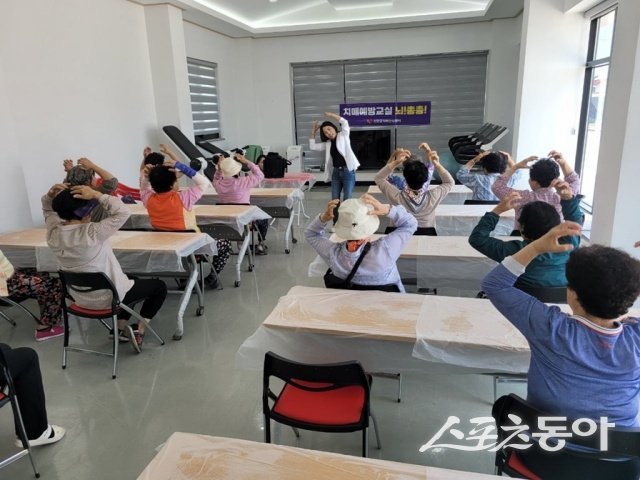 치매 예방 프로그램 운영. 사진제공 I 신안군