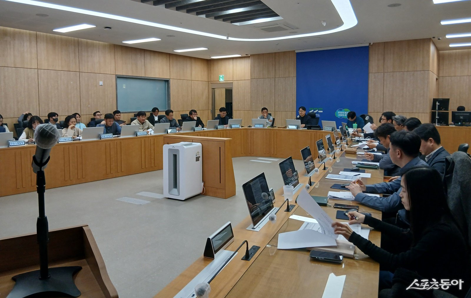 경기도는 여름철 집중호우로 인한 인명과 재산 피해를 예방하기 위해 지난 11일 재난상황실에서 ‘사전 재해예방대책 T/F 회의’를 개최했다. 사진제공|경기도